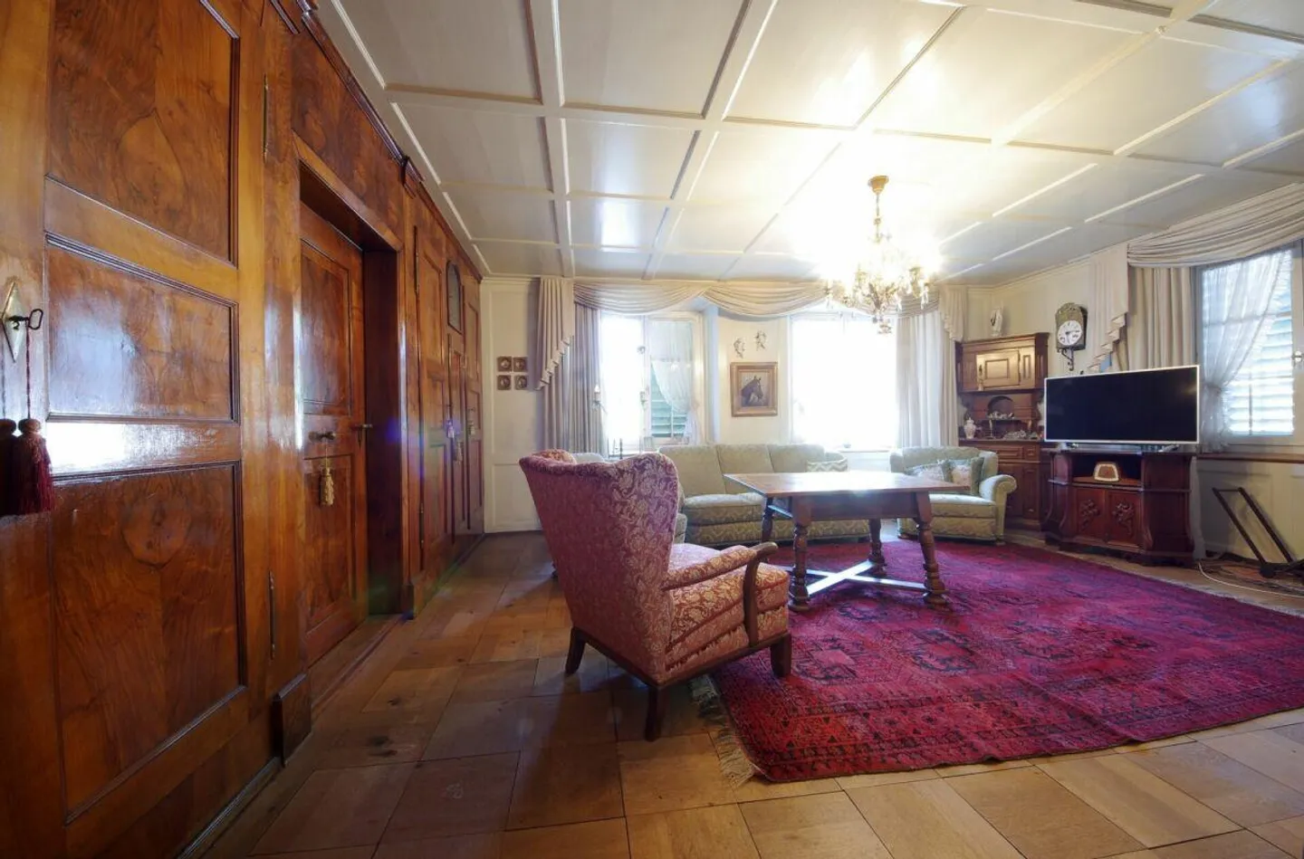 Elegante Villa in malerischem Park - Foto 12 von 21