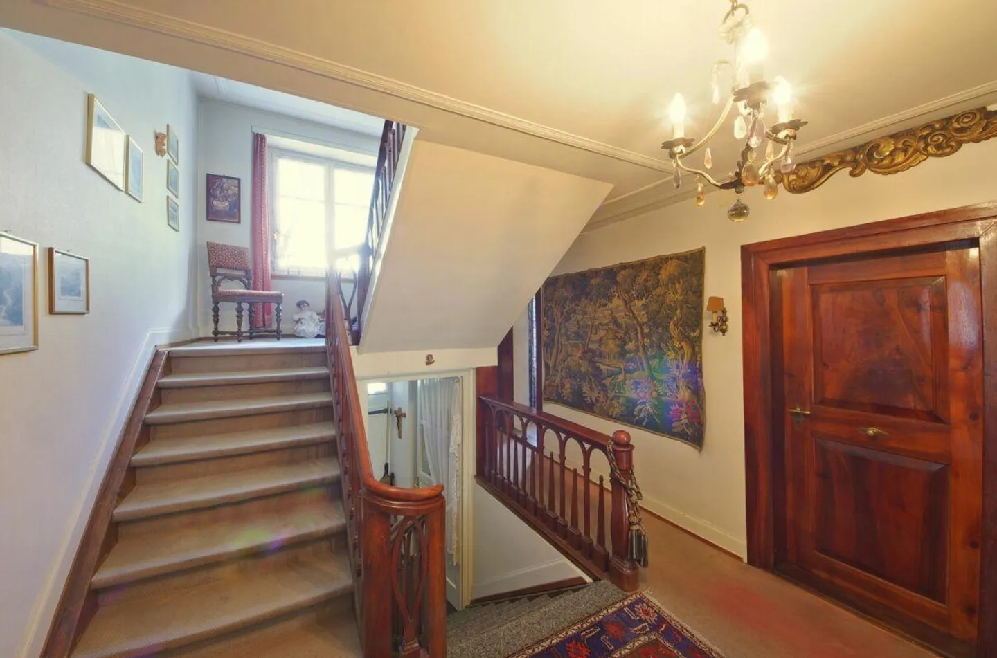 Elegante Villa in malerischem Park - Foto 5 von 21