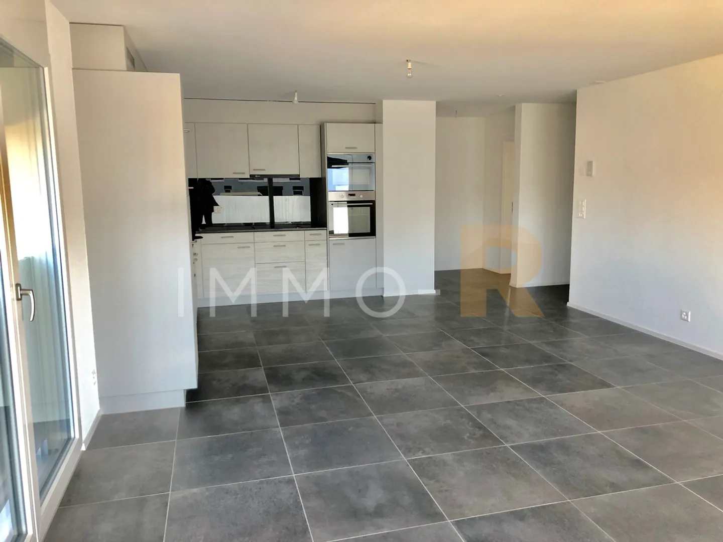 Spacious and bright apartment, just steps from the train station - Photo 4 of 7