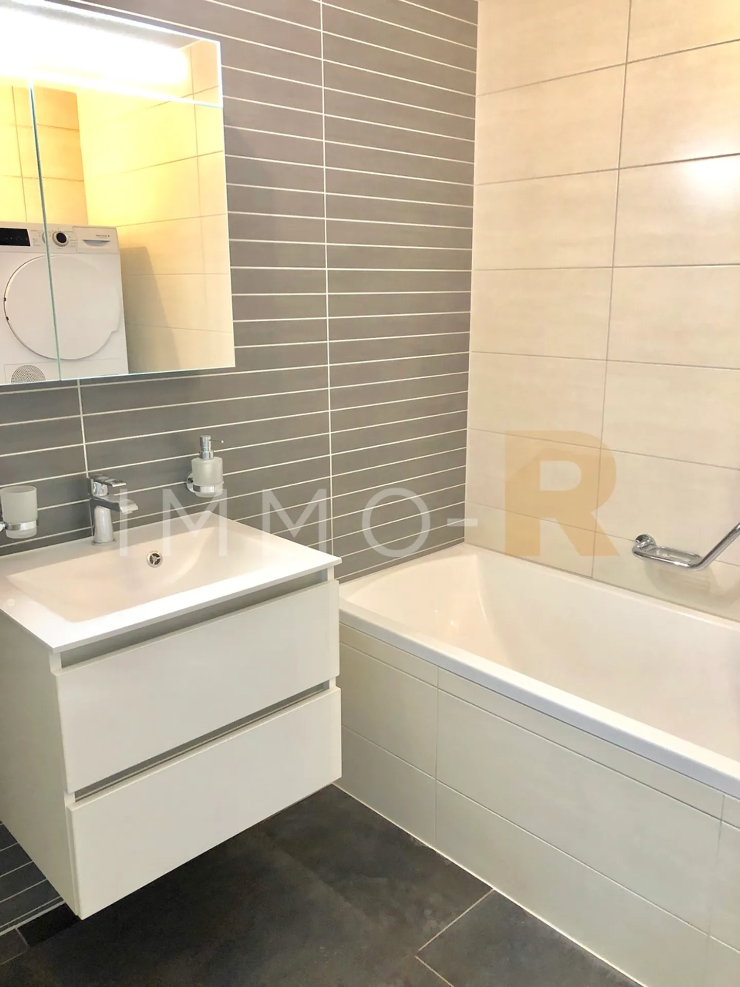 Spacious and bright apartment, just steps from the train station - Photo 7 of 7