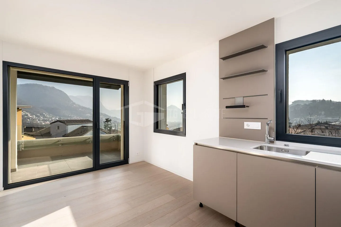 PENTHOUSE MODERNE DE 4,5 CHAMBRES AVEC VUE SUR LE LAC - Photo 4 sur 13