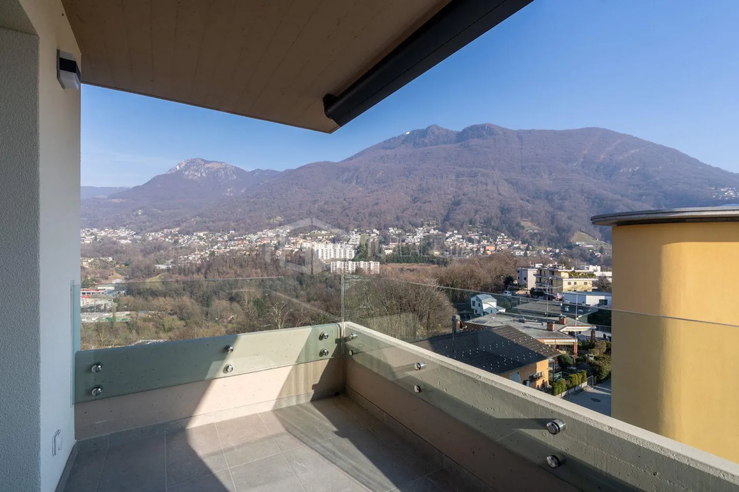 PENTHOUSE MODERNE DE 4,5 CHAMBRES AVEC VUE SUR LE LAC - Photo 12 sur 13