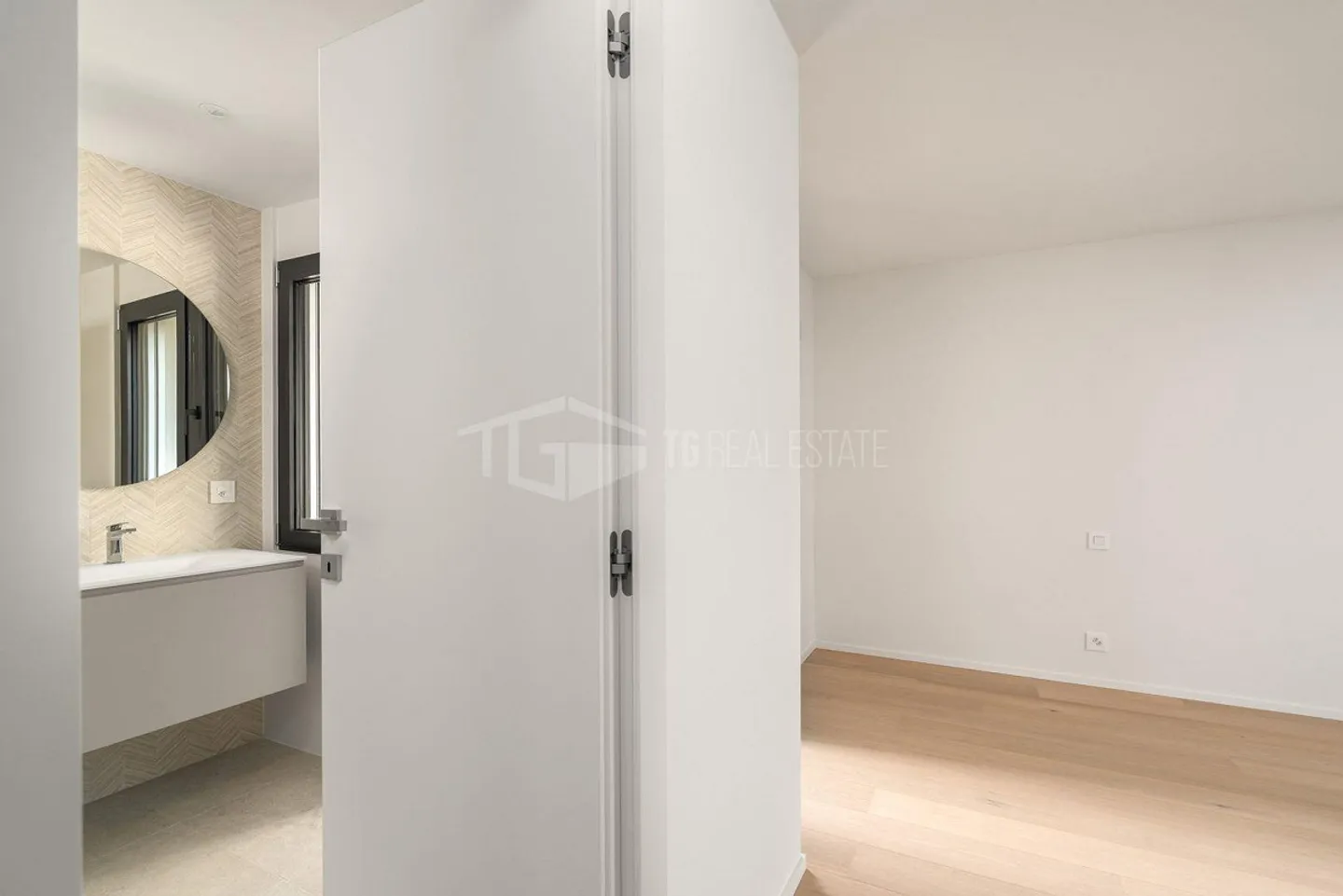 PENTHOUSE MODERNE DE 4,5 CHAMBRES AVEC VUE SUR LE LAC - Photo 8 sur 13