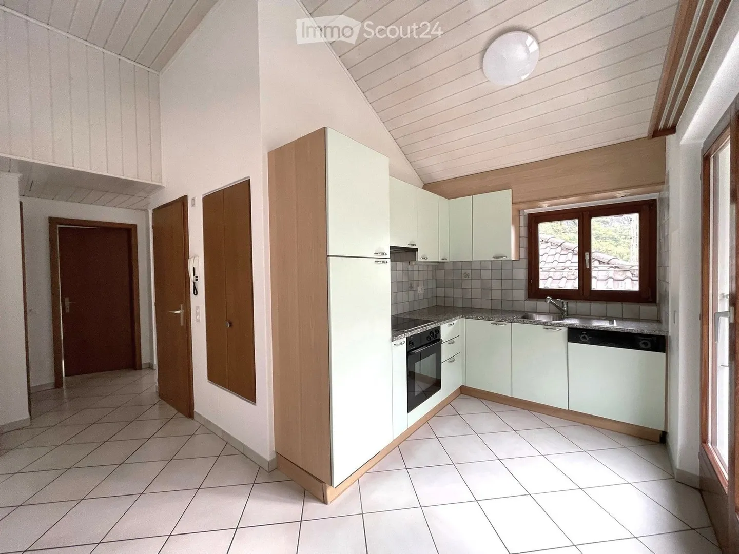 Attic apartment with 2.5 rooms for rent in Giornico - Photo 1 of 11