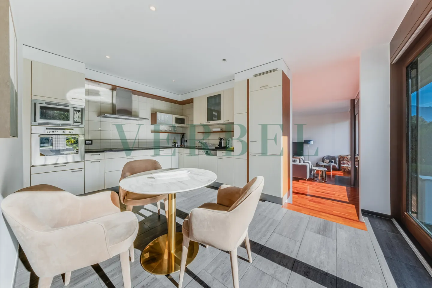 Architect-designed villa in a prestigious neighborhood - Photo 3 of 12