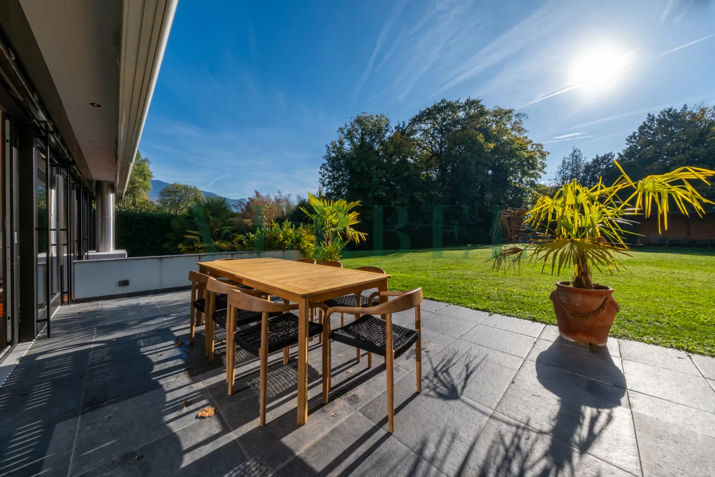 Architect-designed villa in a prestigious neighborhood - Photo 11 of 12