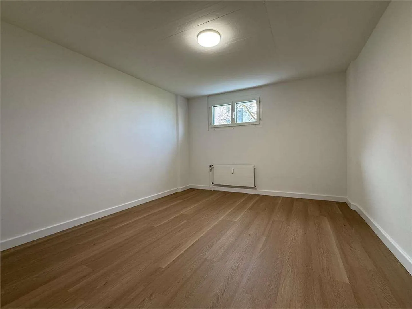 Versatile ground floor space, heated and with windows - Photo 3 of 3