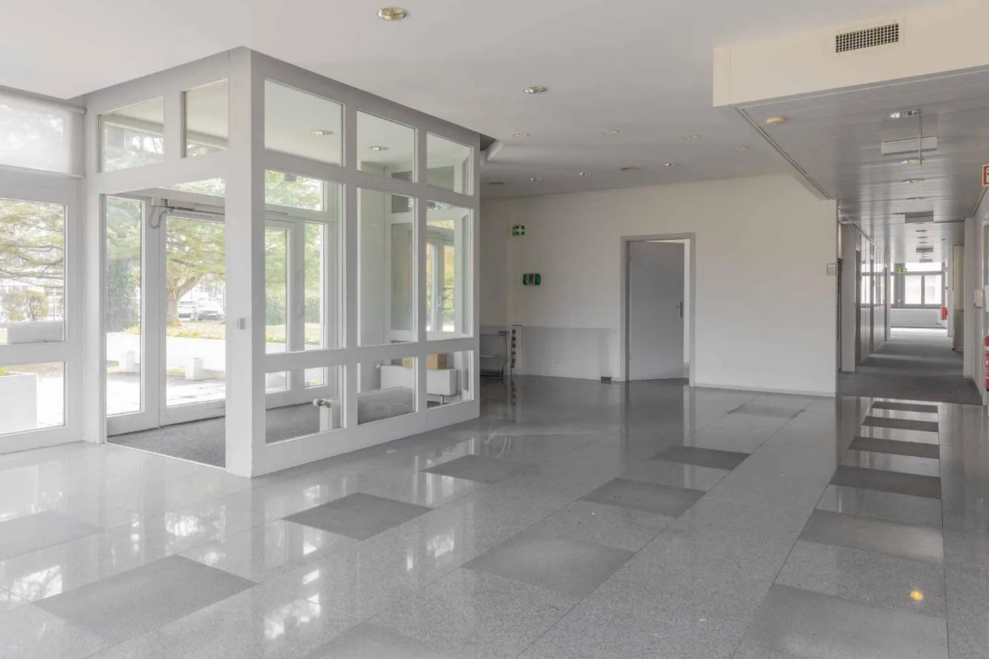Building with multiple functions on 3 levels in Meyrin - Photo 2 of 13