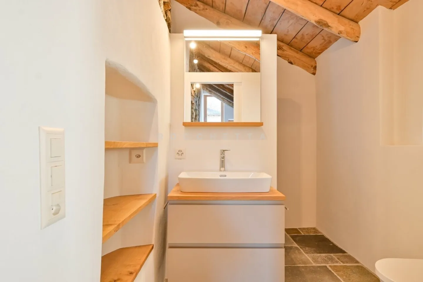 Maison caractéristique entièrement rénovée avec grand local hobby - Photo 10 sur 15
