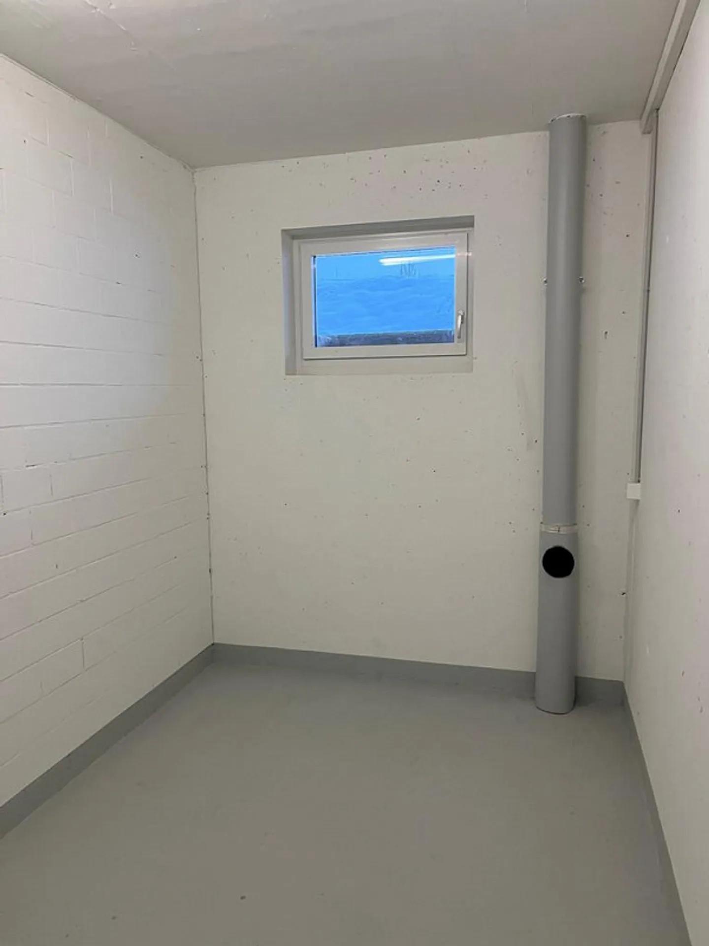 Modern hobby room in a great location! - Photo 2 of 3