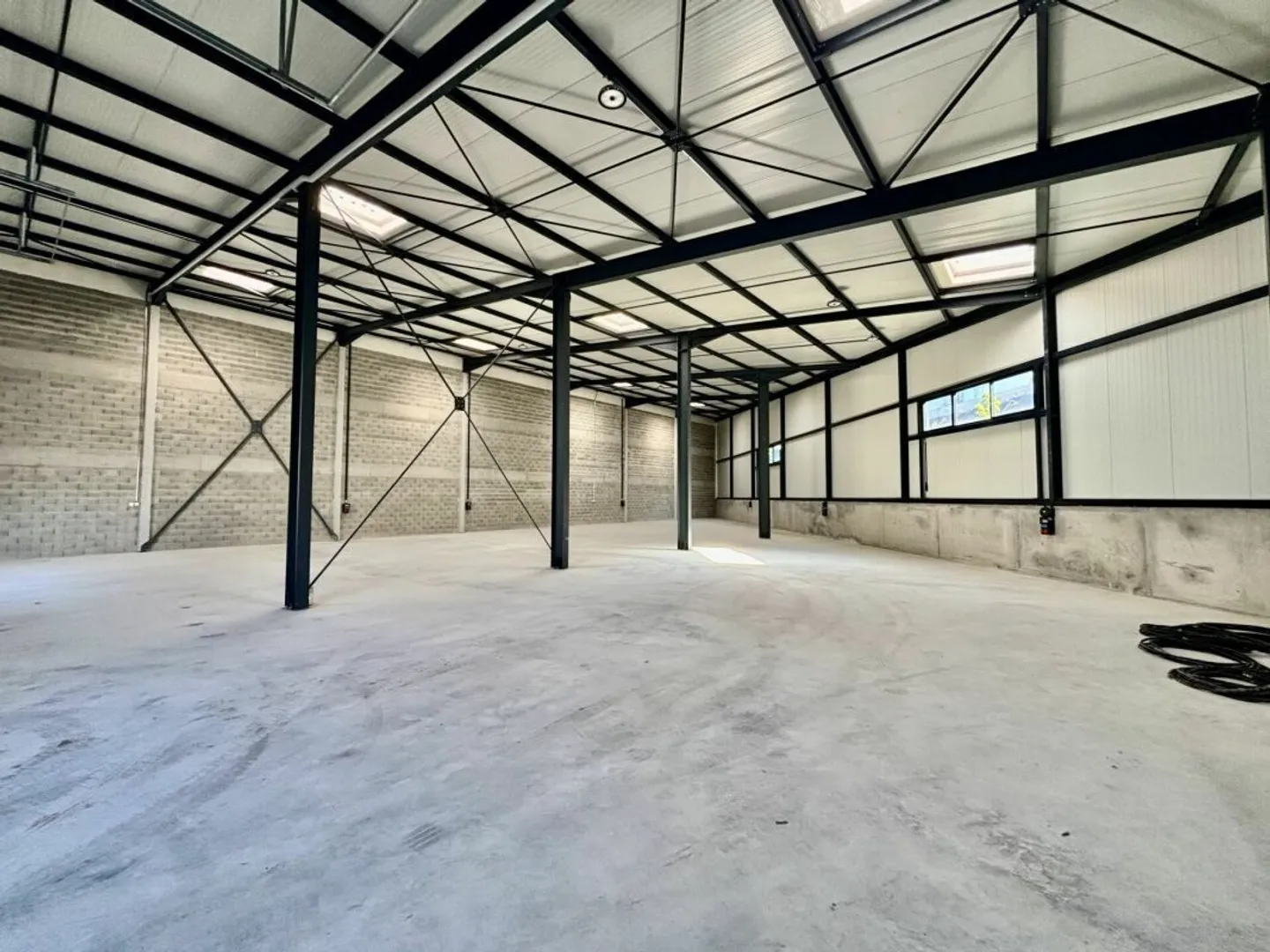 Moudon Halle mit guter Höhe zu vermieten - Foto 4 von 5
