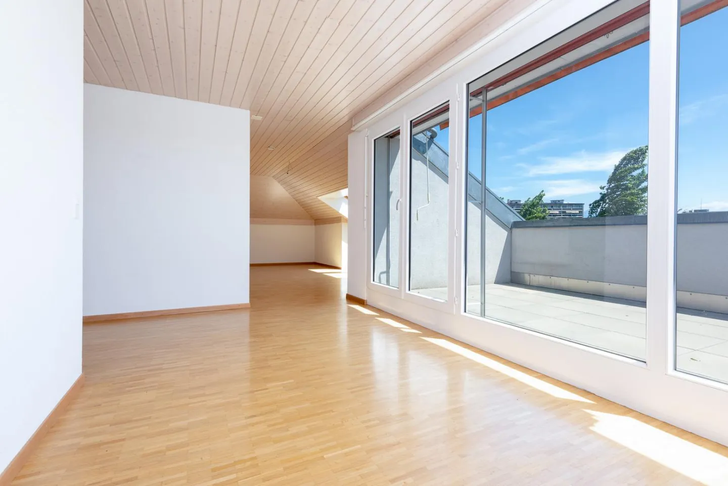 Modern Apartment with Balcony - Photo 2 of 8