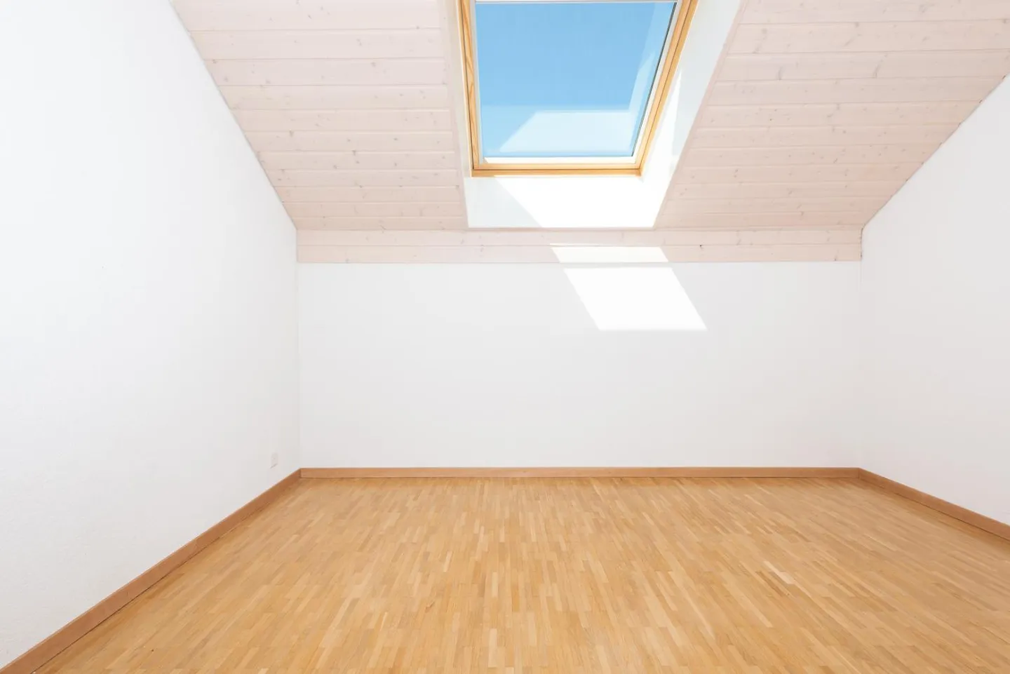 Modern Apartment with Balcony - Photo 5 of 8