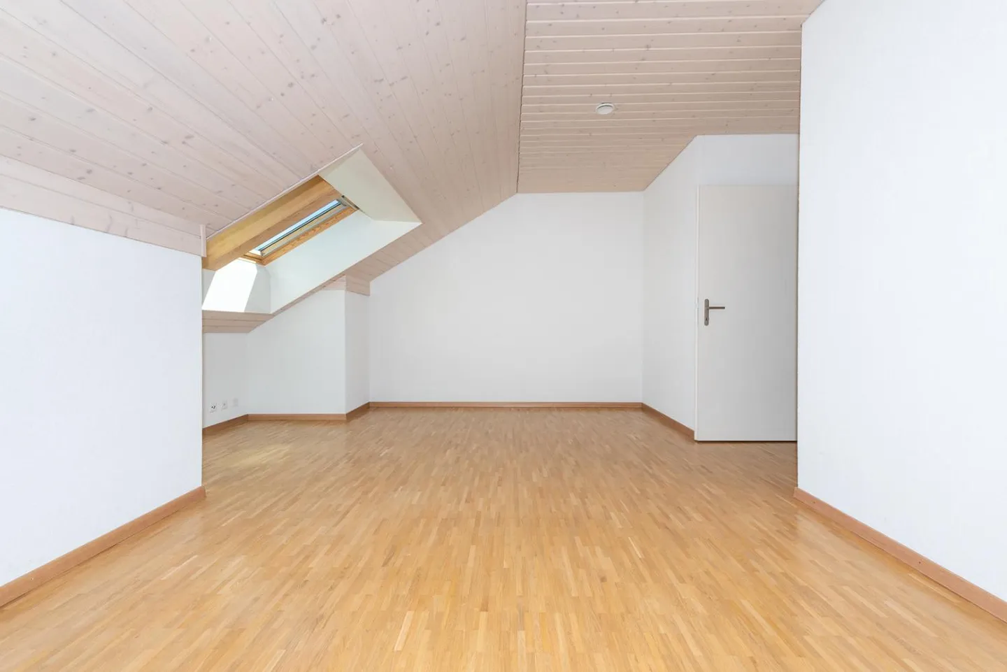 Modern Apartment with Balcony - Photo 6 of 8