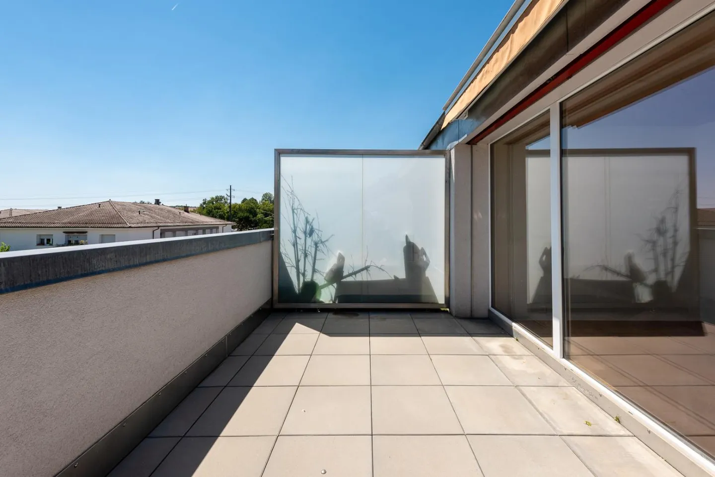 Modern Apartment with Balcony - Photo 7 of 8