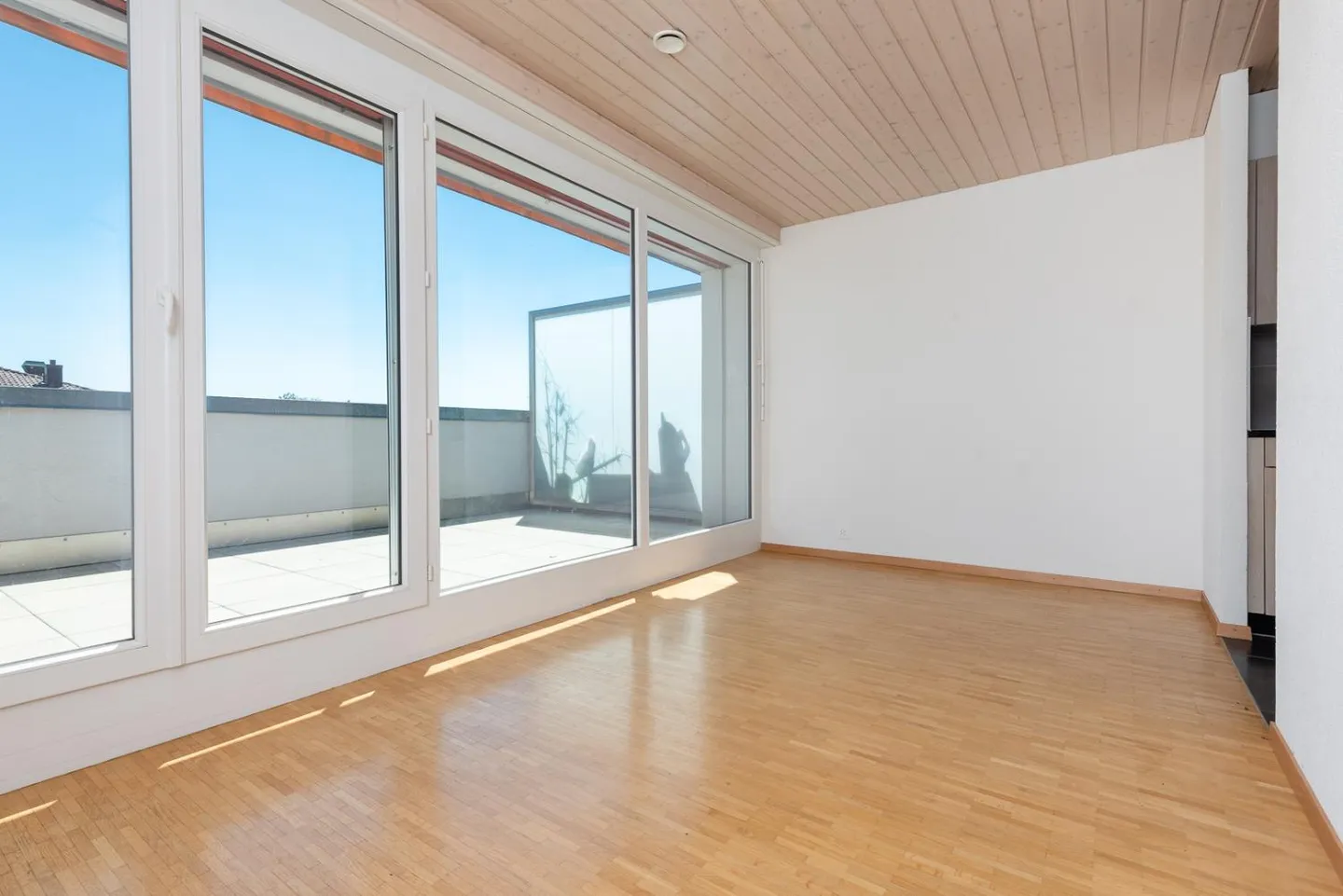 Modern Apartment with Balcony - Photo 3 of 8