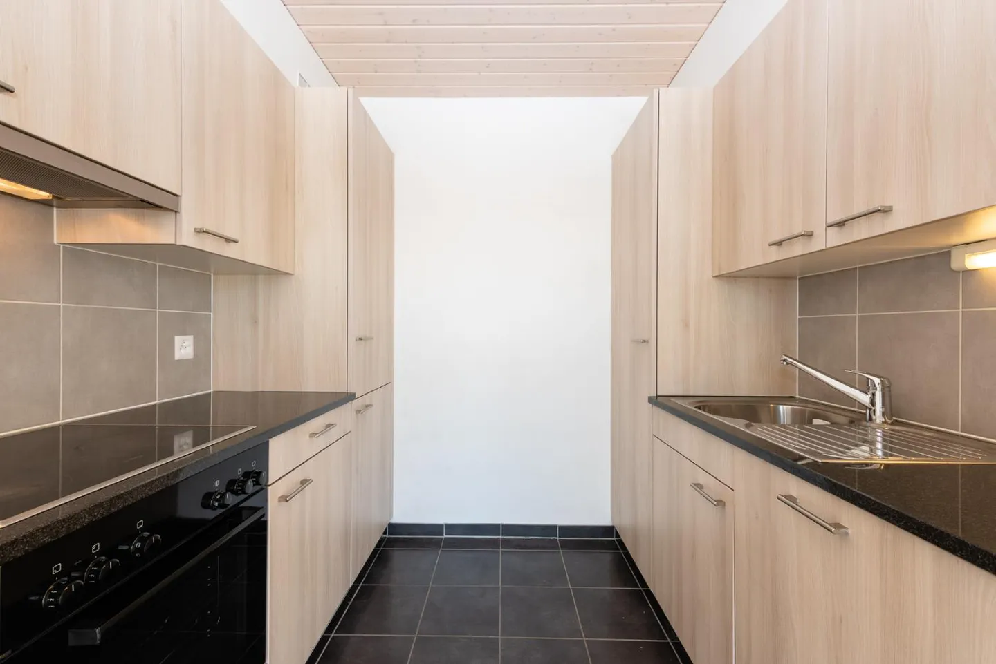 Modern Apartment with Balcony - Photo 4 of 8