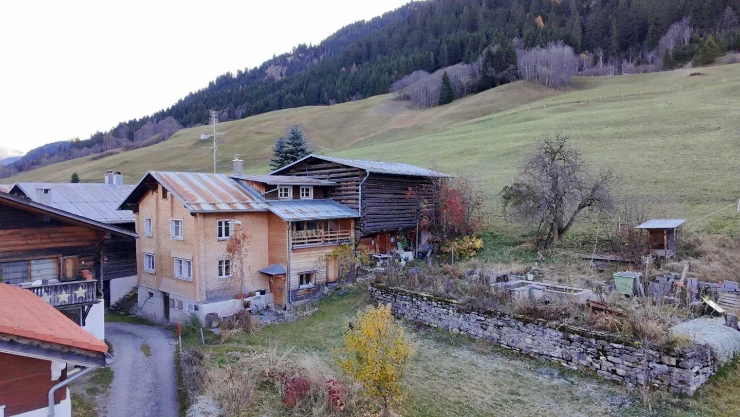 Casa unifamiliare idilliaca con due stalle nel Val Lumnezia (Surin) - Foto 1 di 10