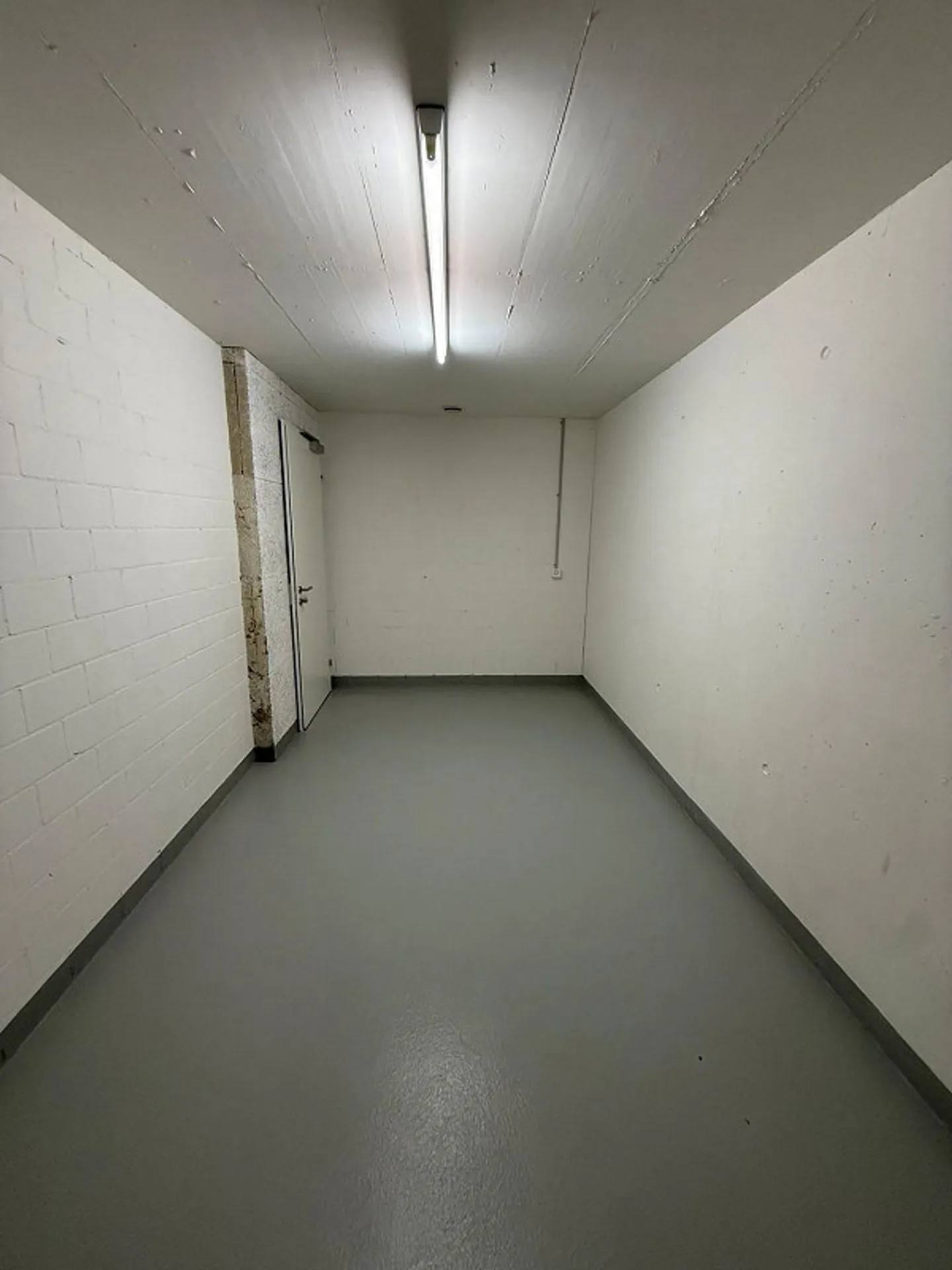 Stanza di stoccaggio/lavoro nel seminterrato di una proprietà residenziale - Foto 2 di 3