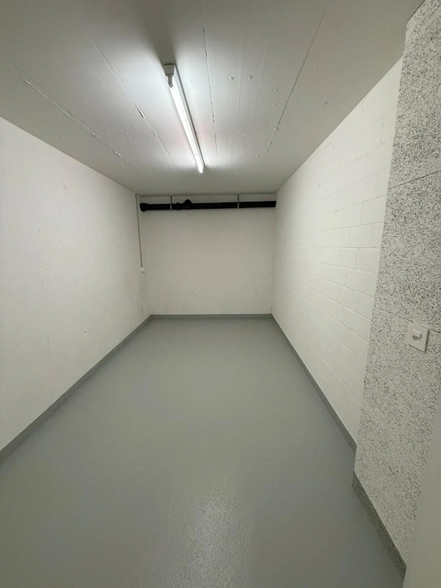 Stanza di stoccaggio/lavoro nel seminterrato di una proprietà residenziale - Foto 3 di 3