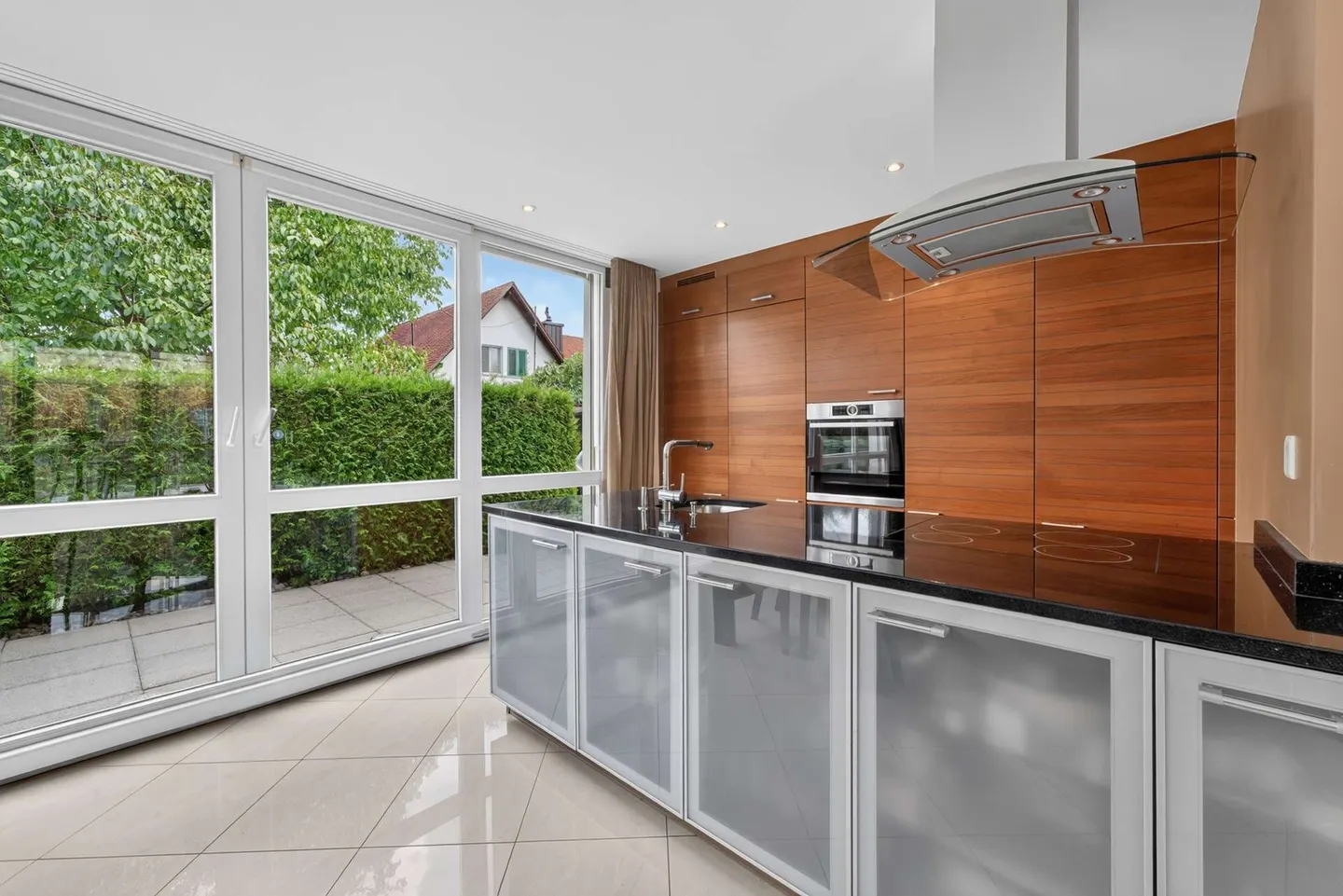 Charming 5-room single-family house with sunny garden oasis and versatile expansion potential - Photo 7 of 13