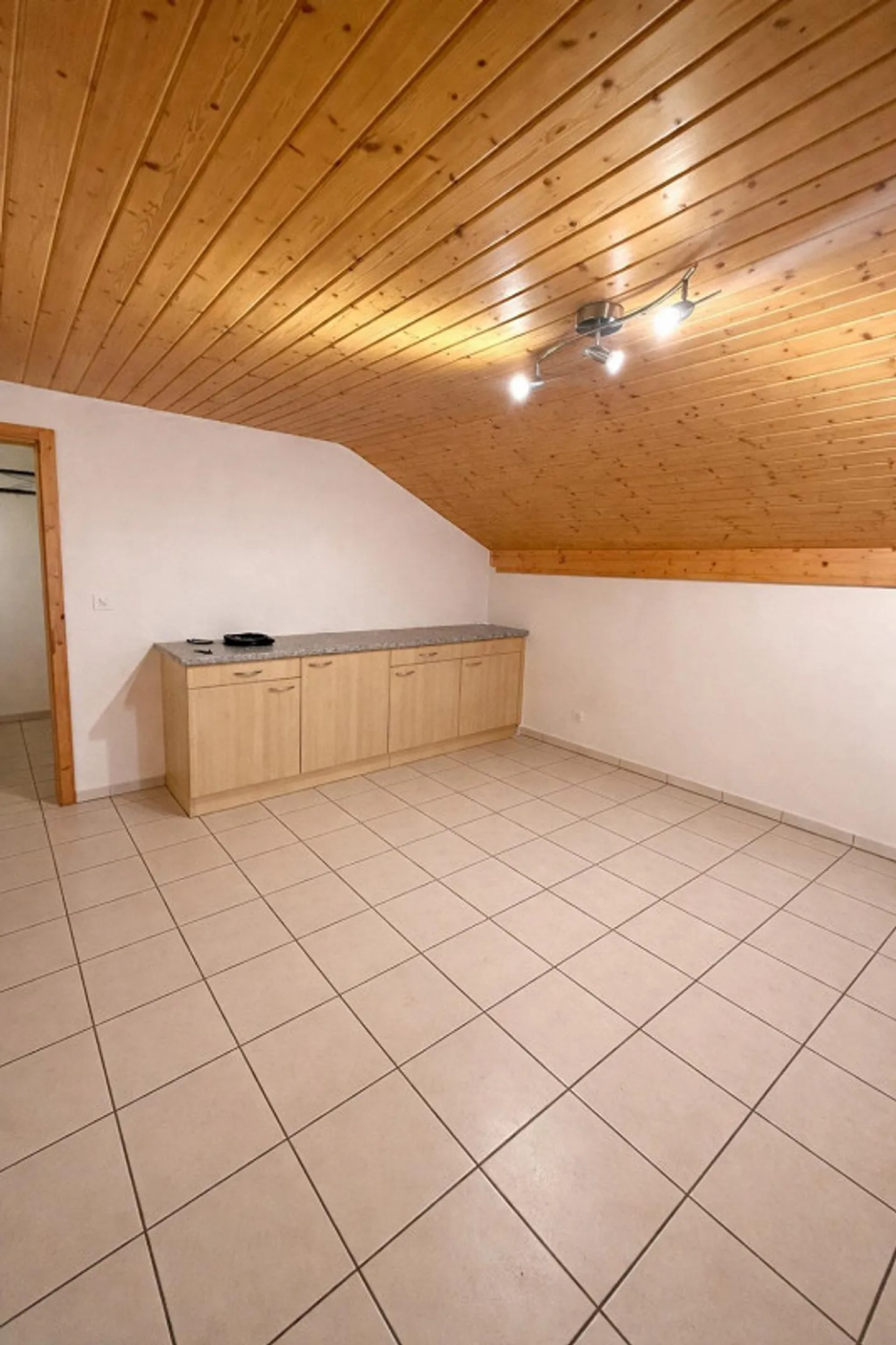 Appartement sous les combles de 2,5 pièces - Photo 2 sur 8