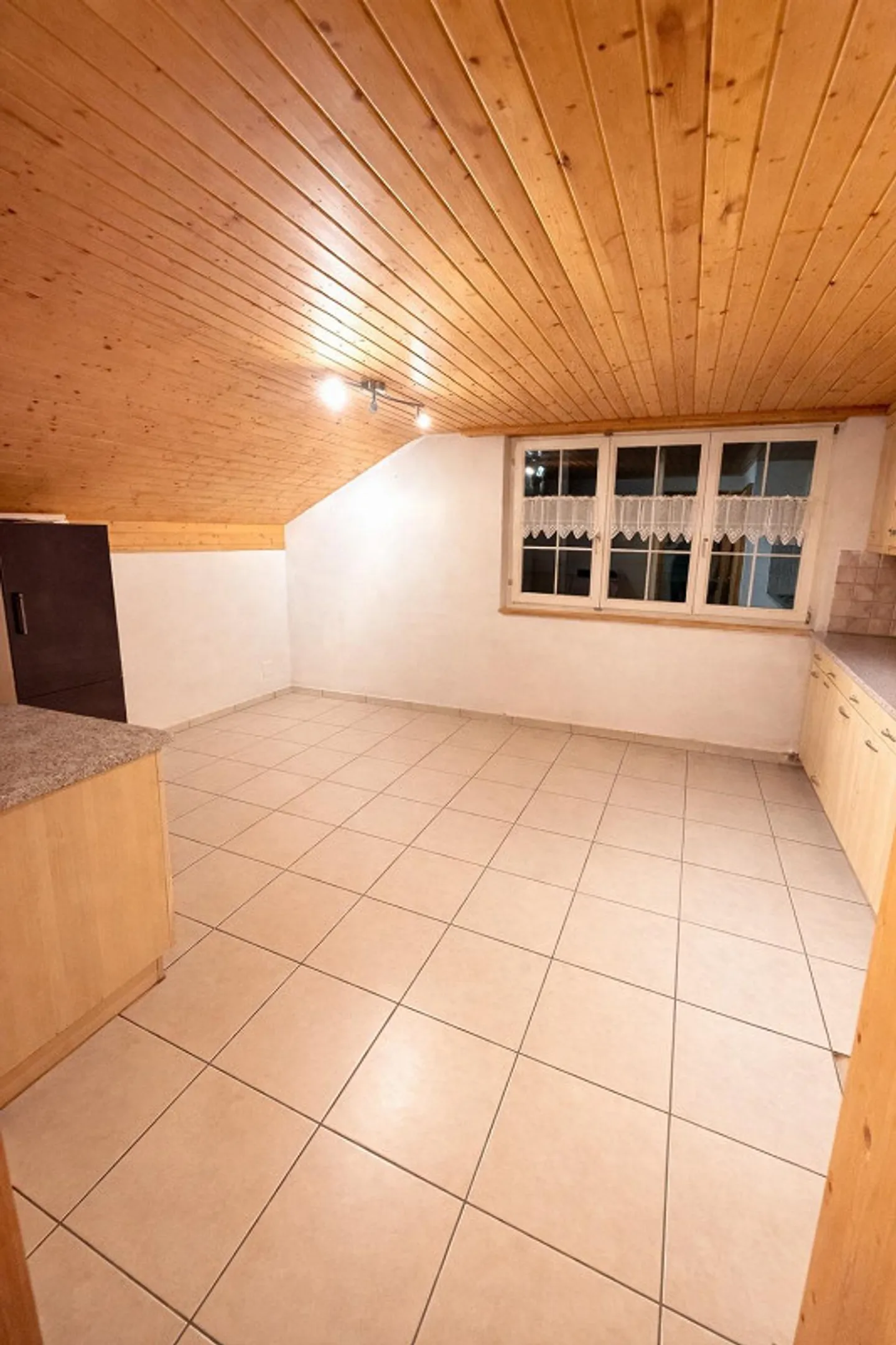 Appartement sous les combles de 2,5 pièces - Photo 3 sur 8