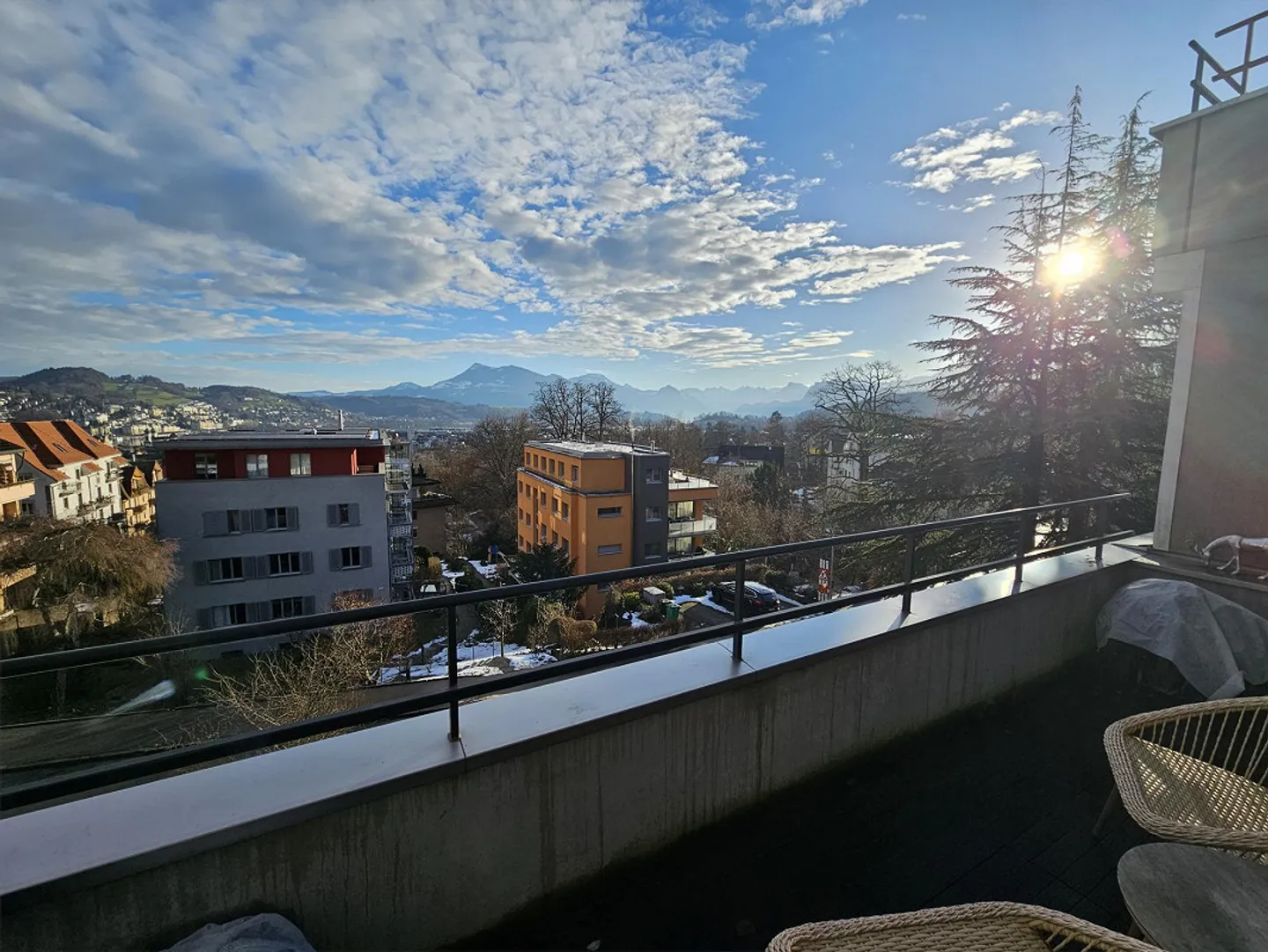 Appartamento soleggiato di 2,5 stanze con due balconi e vista sulle montagne - Foto 1 di 5