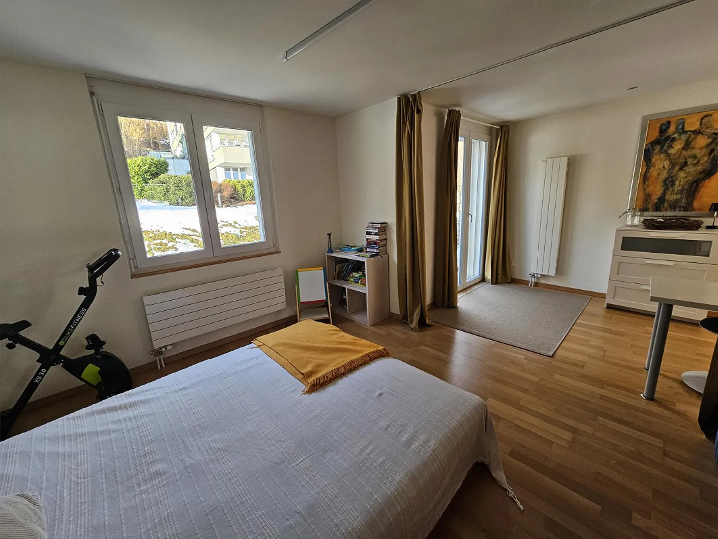 Appartamento soleggiato di 2,5 stanze con due balconi e vista sulle montagne - Foto 4 di 5