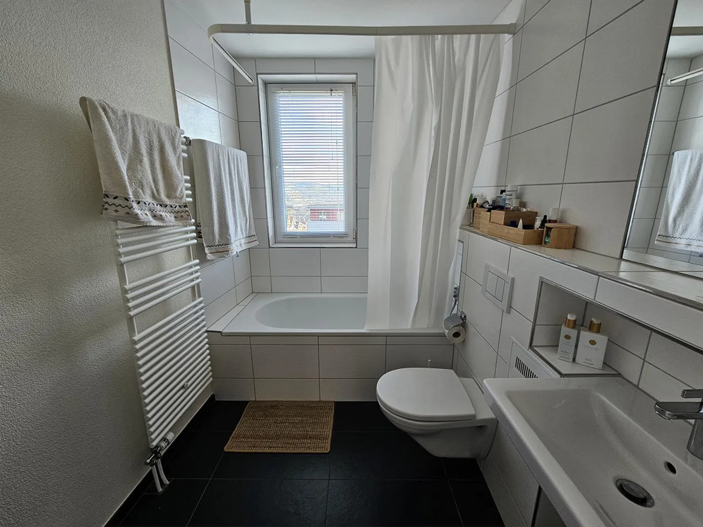 Appartamento soleggiato di 2,5 stanze con due balconi e vista sulle montagne - Foto 5 di 5