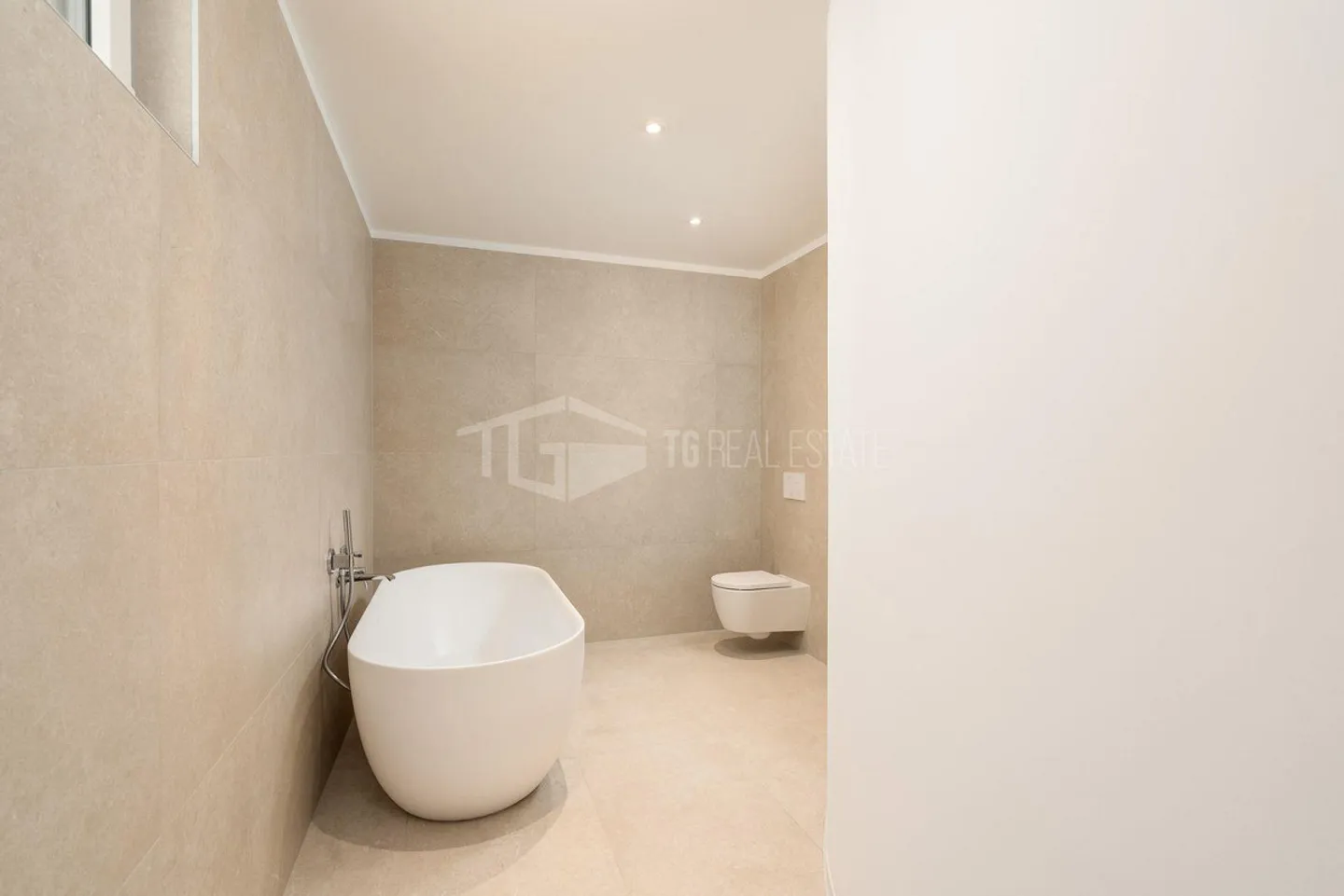 BEAUTIFUL VILLA WITH GARDEN AND LAKE VIEW - Photo 18 of 23