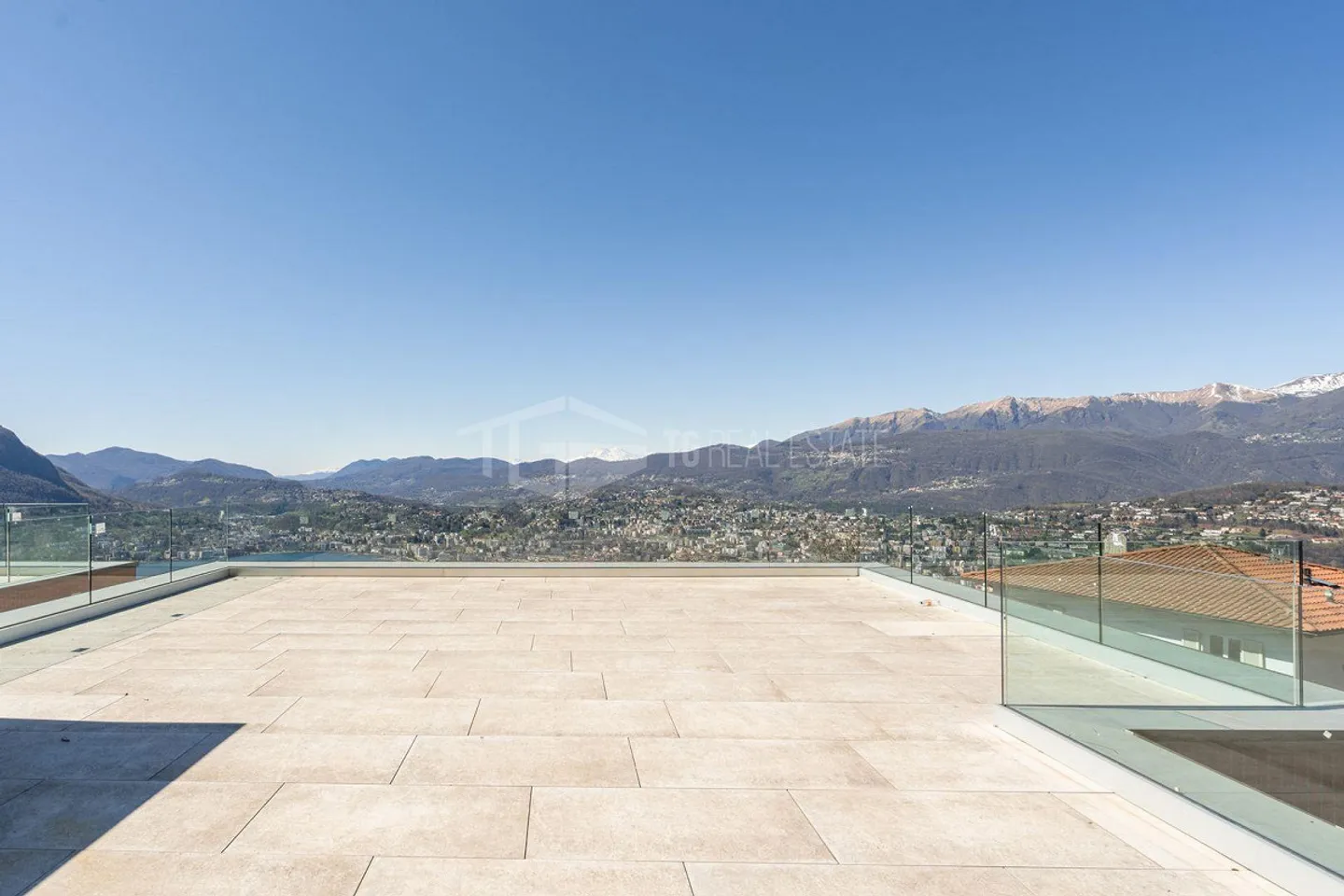 BEAUTIFUL VILLA WITH GARDEN AND LAKE VIEW - Photo 20 of 23