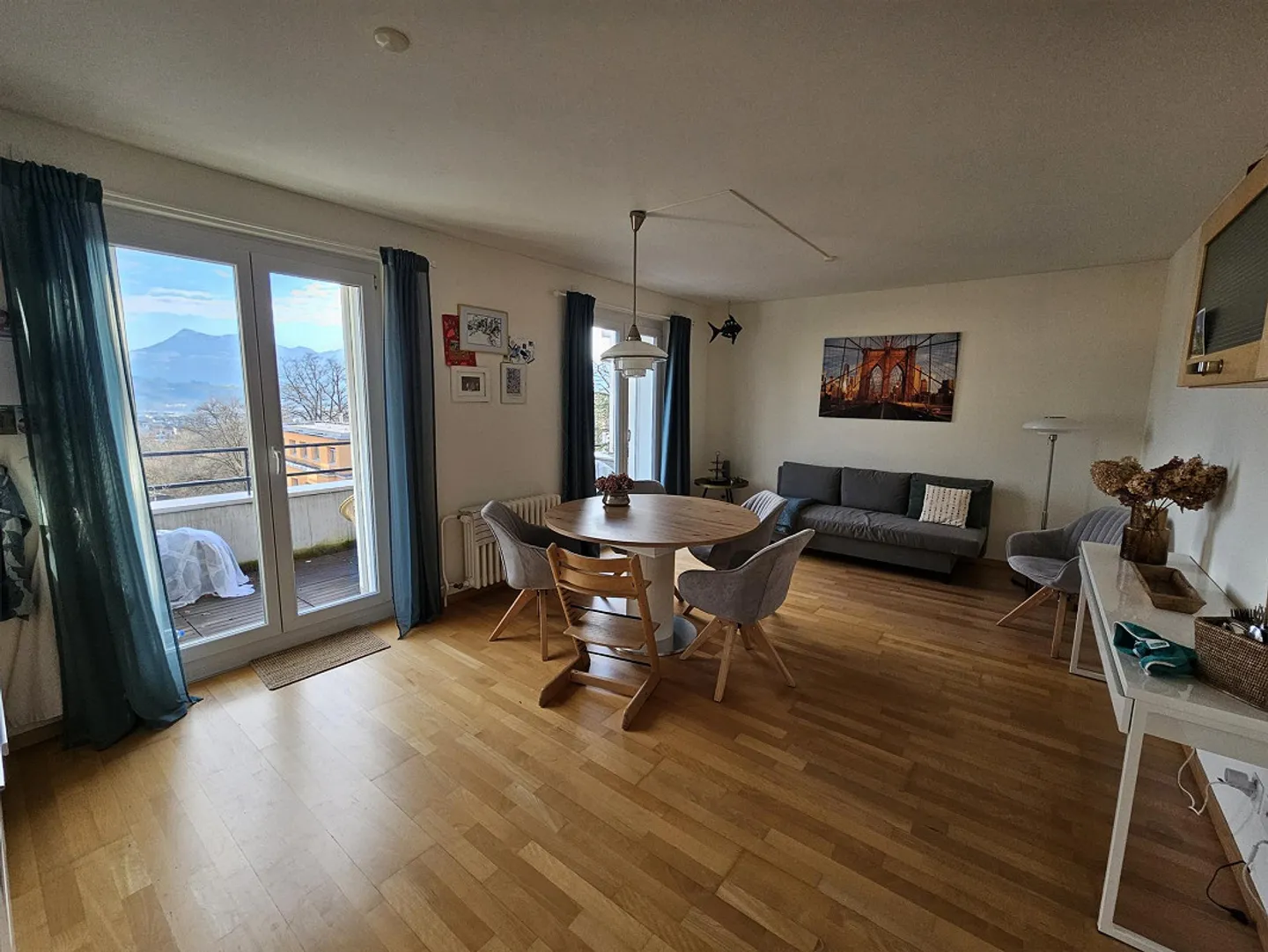 Appartamento soleggiato di 2,5 stanze con due balconi e vista sulle montagne - Foto 2 di 5