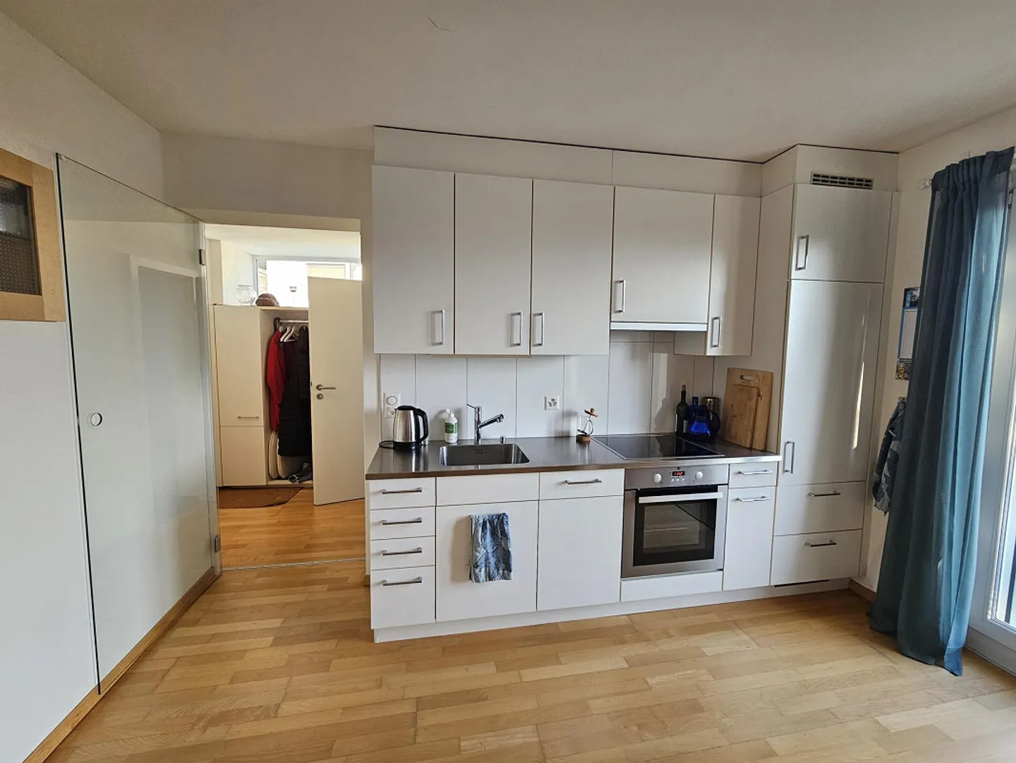 Appartamento soleggiato di 2,5 stanze con due balconi e vista sulle montagne - Foto 3 di 5