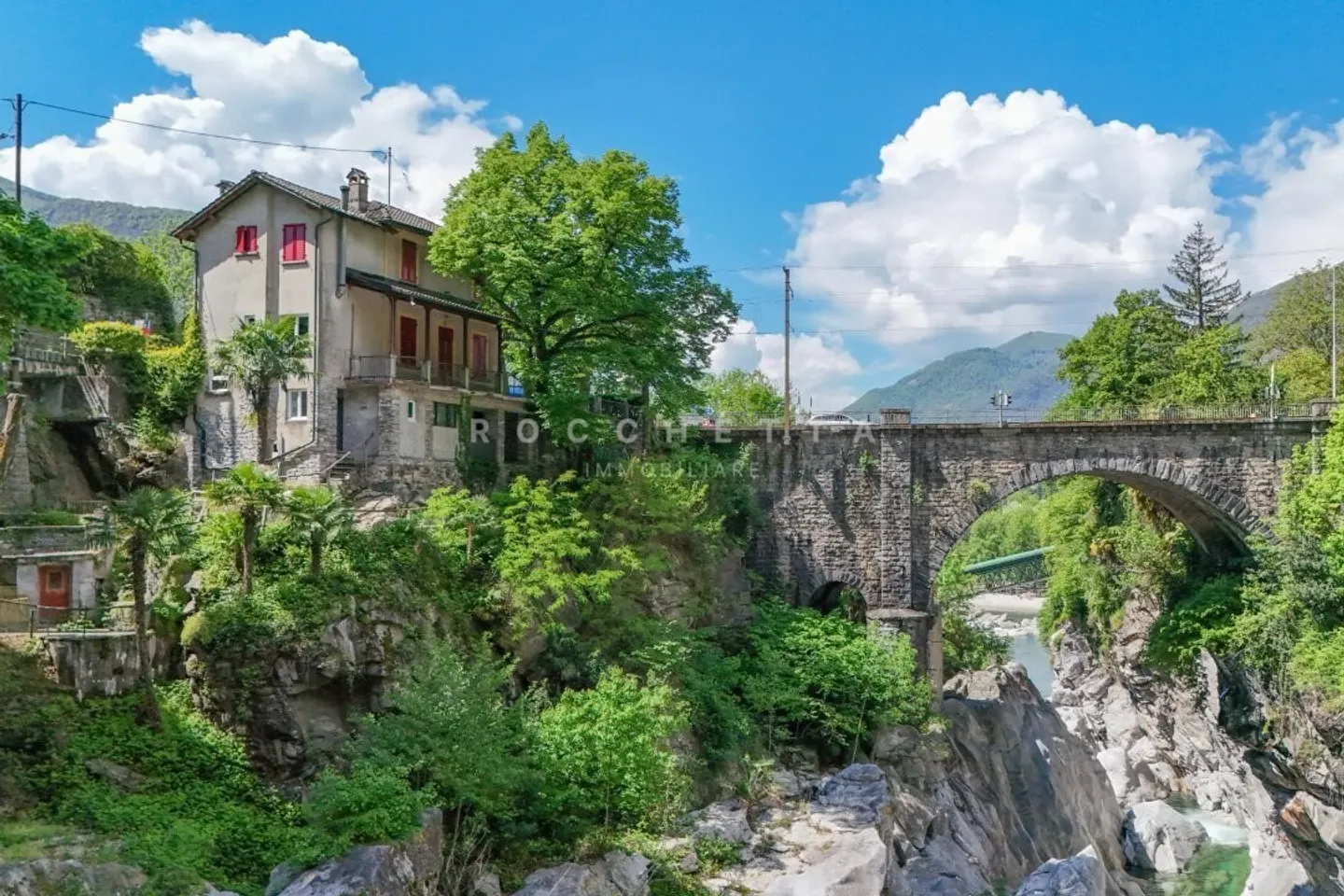 Historische Osteria mit Unterkunft in einzigartiger Lage in Ponte Brolla - Foto 1 von 7
