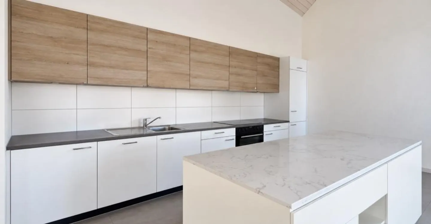 Bright 3.5 rooms with large balcony and three parking spaces - Photo 1 of 9