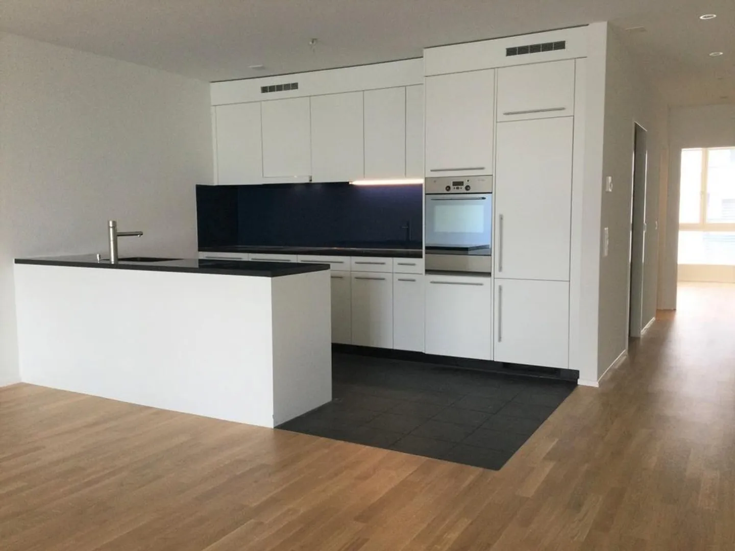 Appartement spacieux de 2,5 pièces dans un emplacement central - Photo 3 sur 9