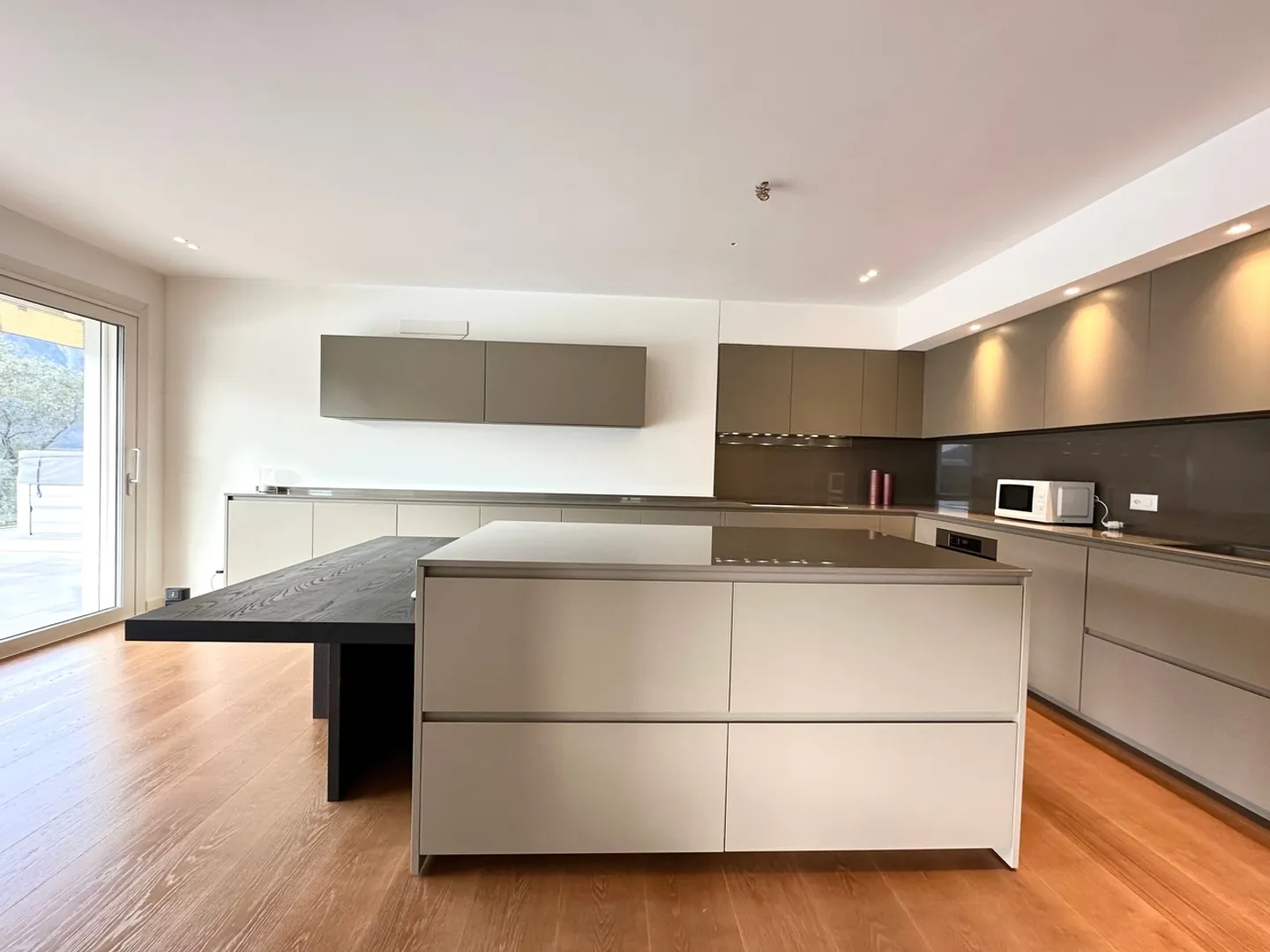 Elegante Penthouse mit 4 Schlafzimmern und Seeblick in Bissone - Foto 6 von 12