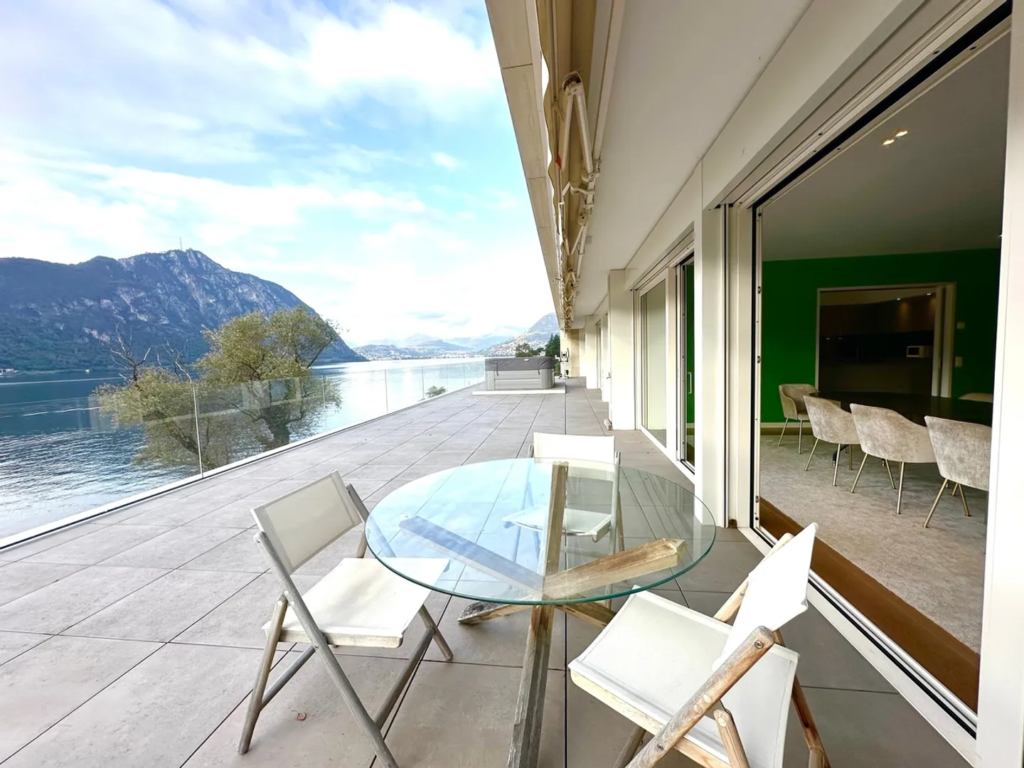Elegante Penthouse mit 4 Schlafzimmern und Seeblick in Bissone - Foto 9 von 12