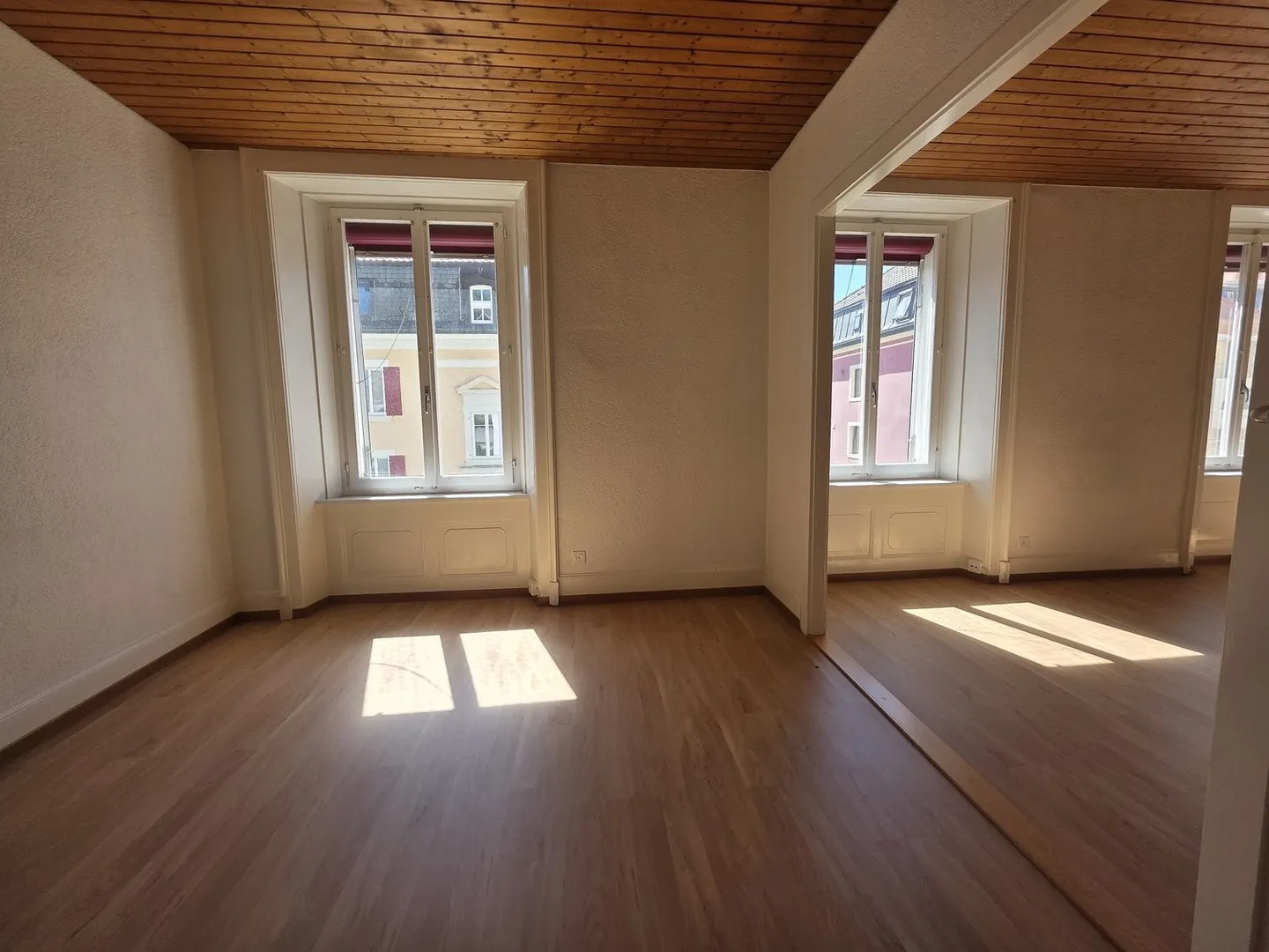 SCHÖNE WOHNUNG MIT KAMIN - Foto 1 von 8