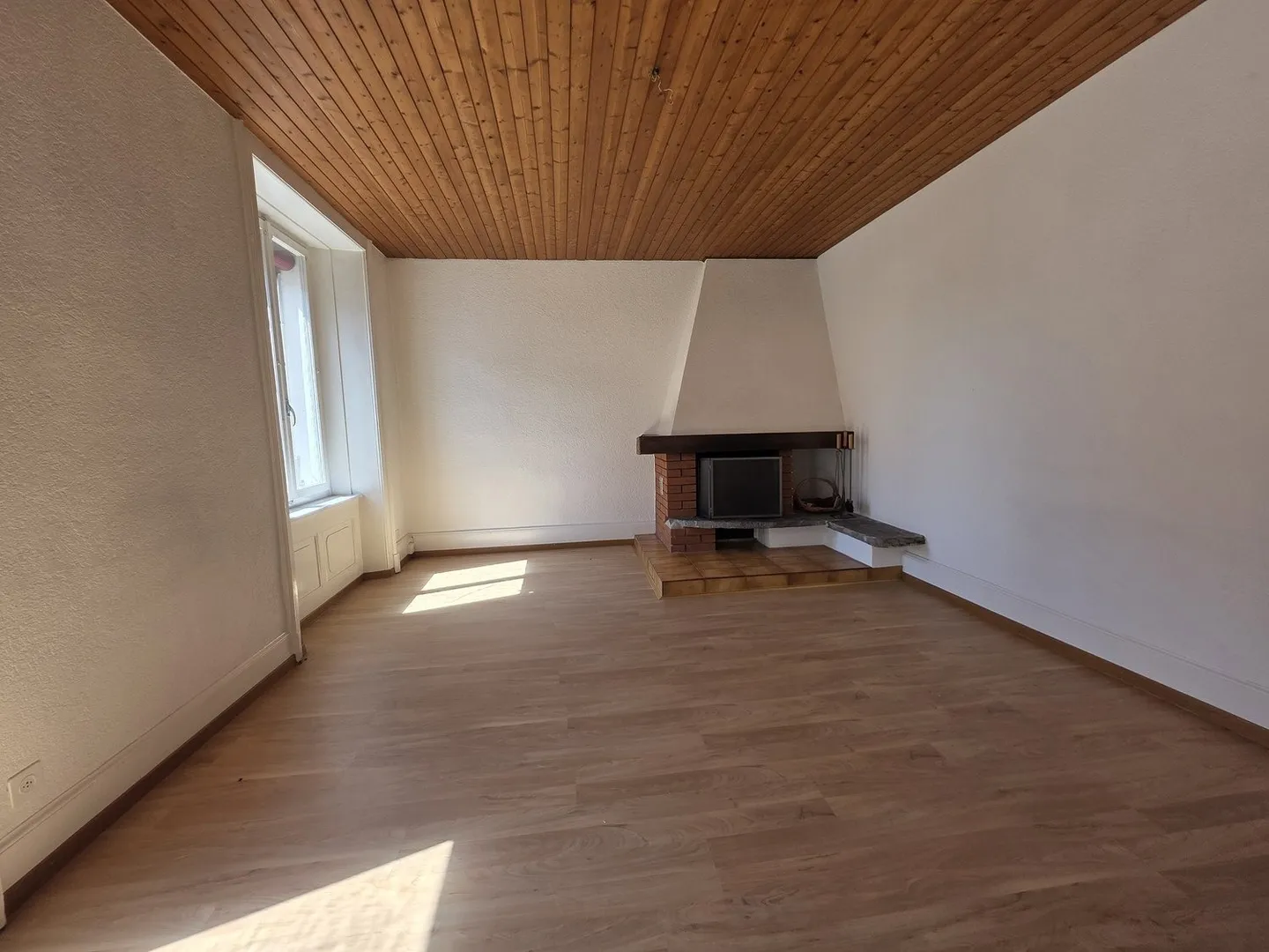 SCHÖNE WOHNUNG MIT KAMIN - Foto 2 von 8