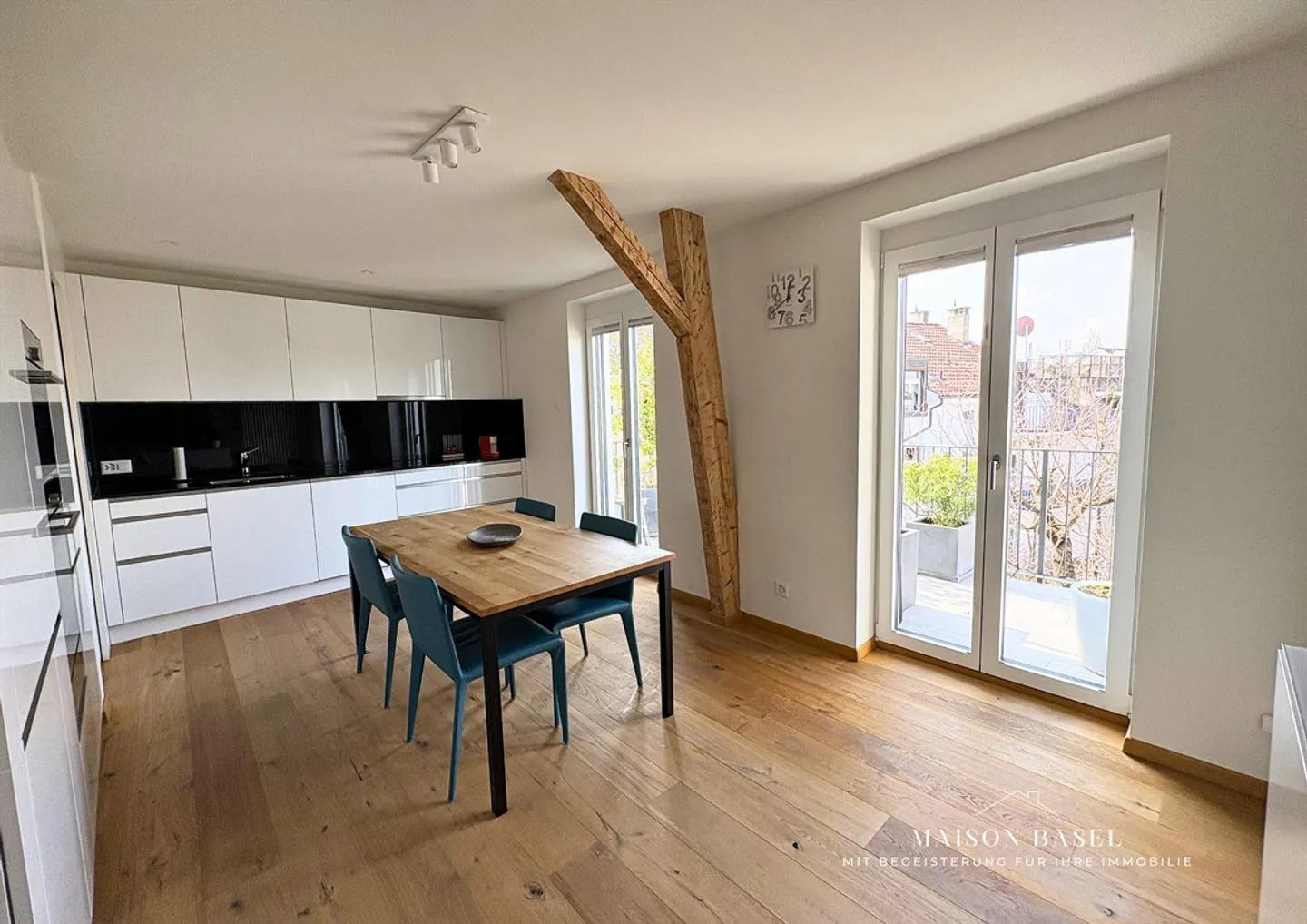 Appartement ancien entièrement rénové de 2,5 pièces avec balcon à 4051 Bâle - Photo 2 sur 7