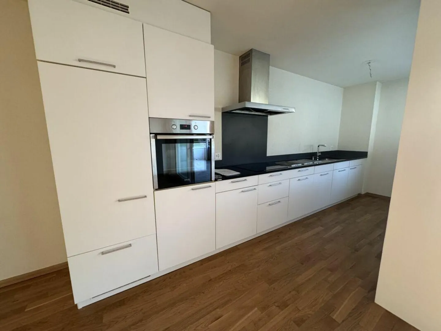 Appartamento luminoso di 2,5 stanze con terrazza di 20m2 - Foto 2 di 15