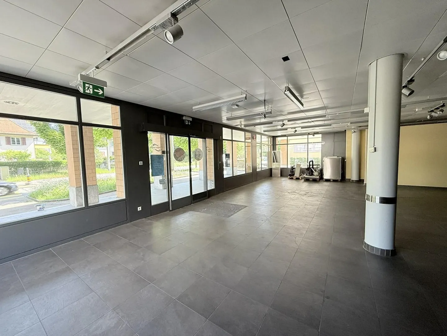Spacious and flexibly designed commercial space on the ground floor - Photo 4 of 9