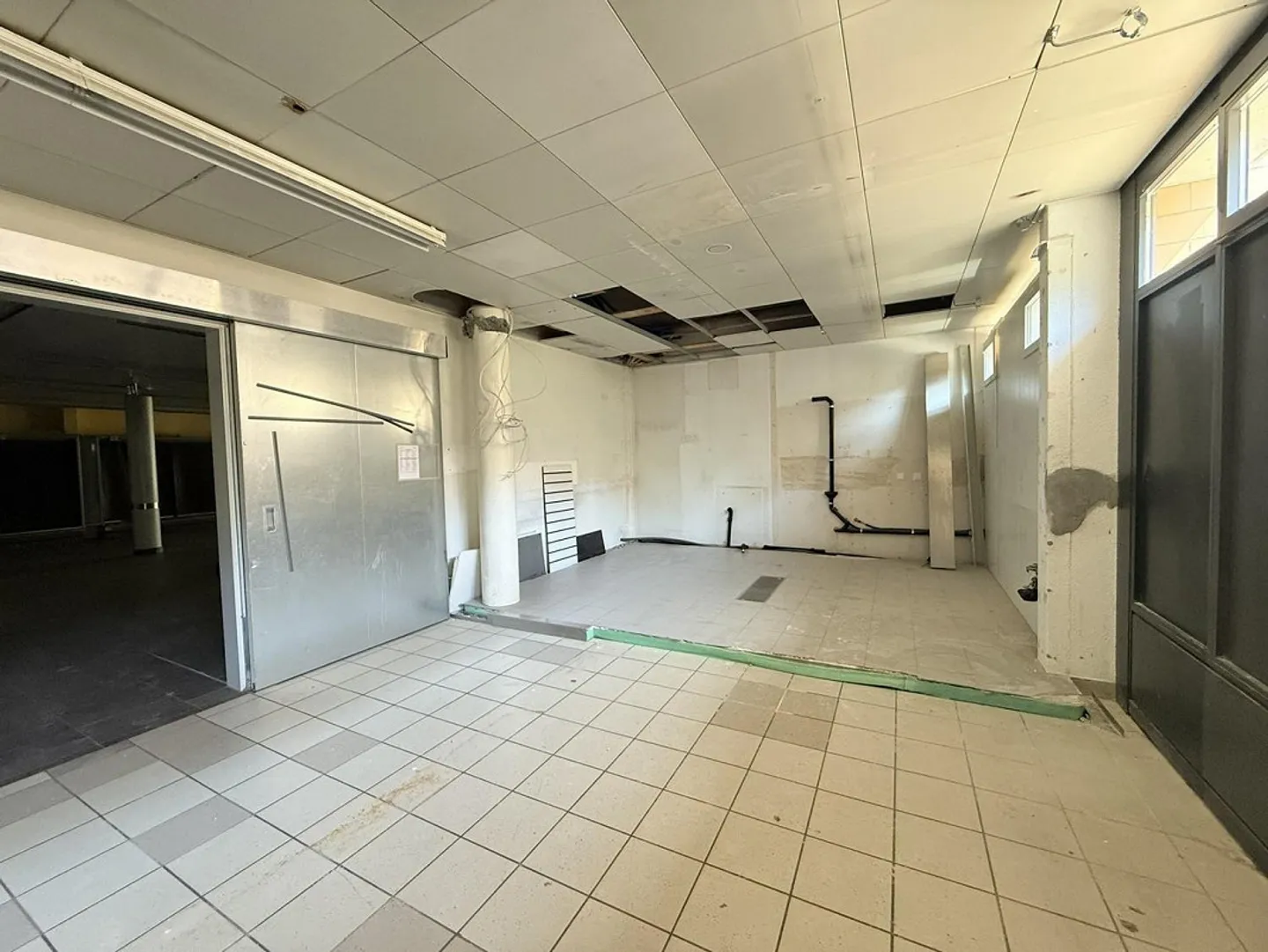 Spacious and flexibly designed commercial space on the ground floor - Photo 8 of 9