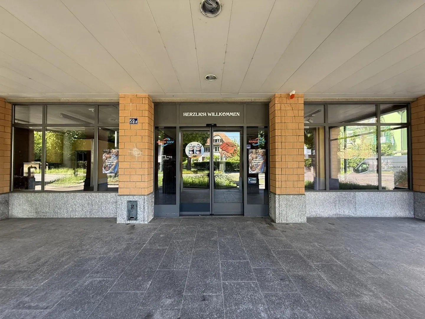 Spacious and flexibly designed commercial space on the ground floor - Photo 3 of 9