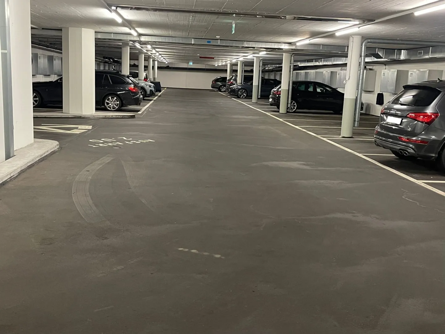 Parking spaces within walking distance to Sihlcity / E-Mobility possible! - Photo 2 of 2