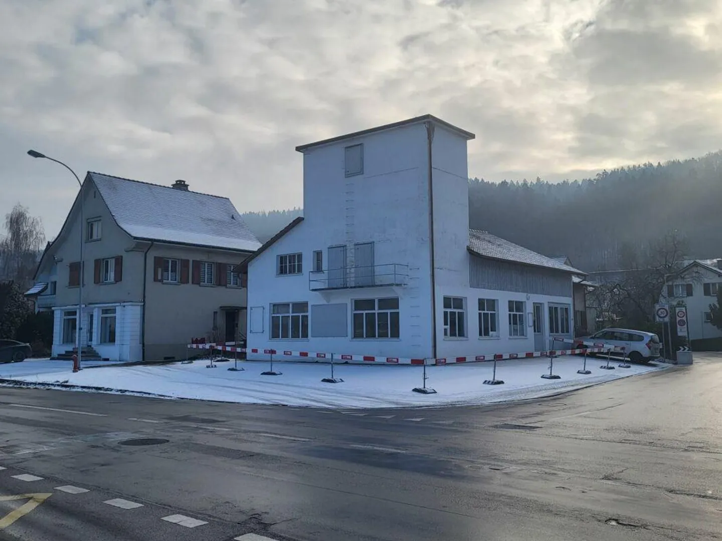 Vielseitiges Büro- und Gewerbeobjekt mit bester Sichtbarkeit an zentraler Lage - Foto 1 von 6