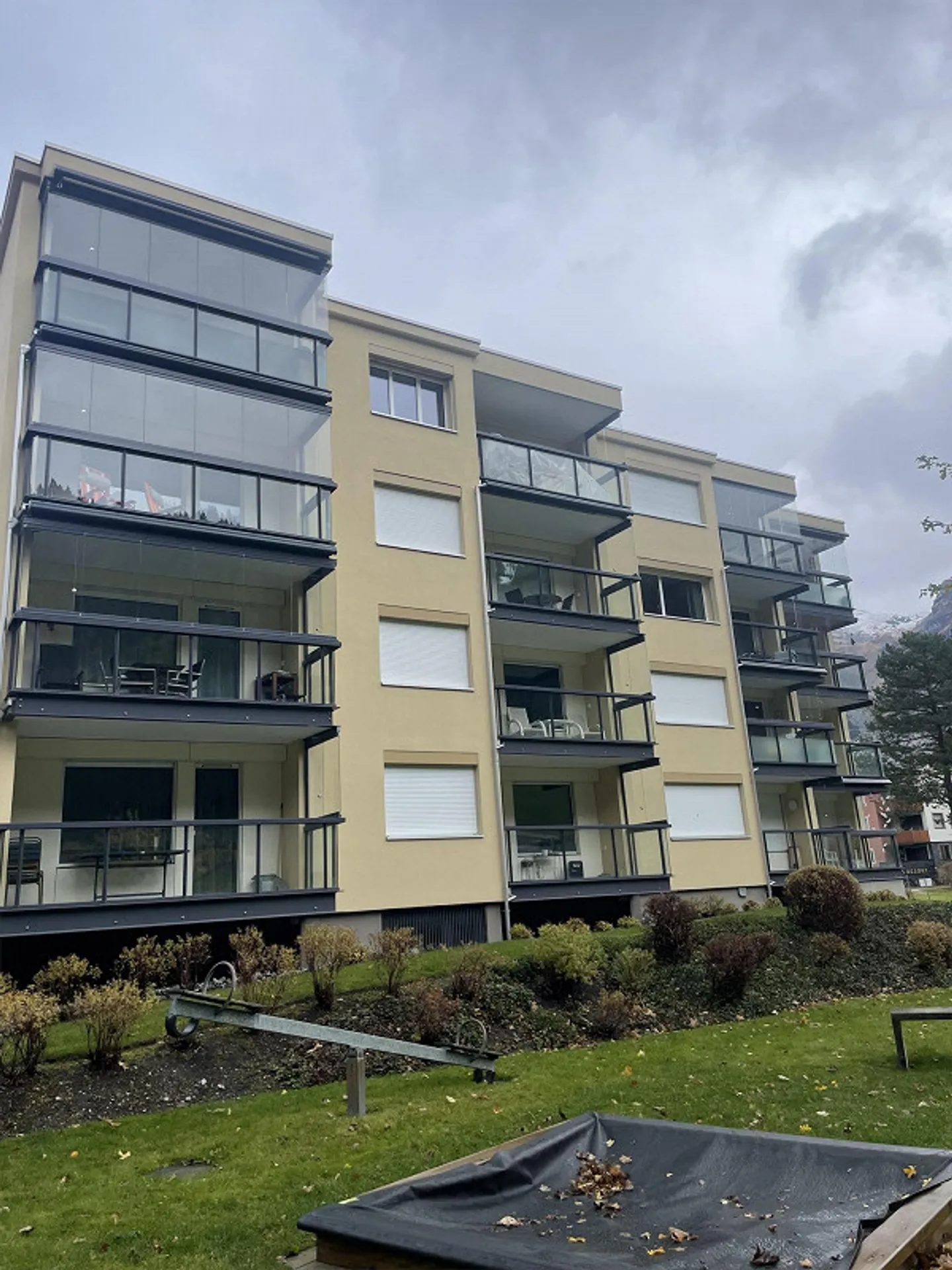 Partially furnished, sunny 2.5 room apartment with unobstructed view - Photo 7 of 11