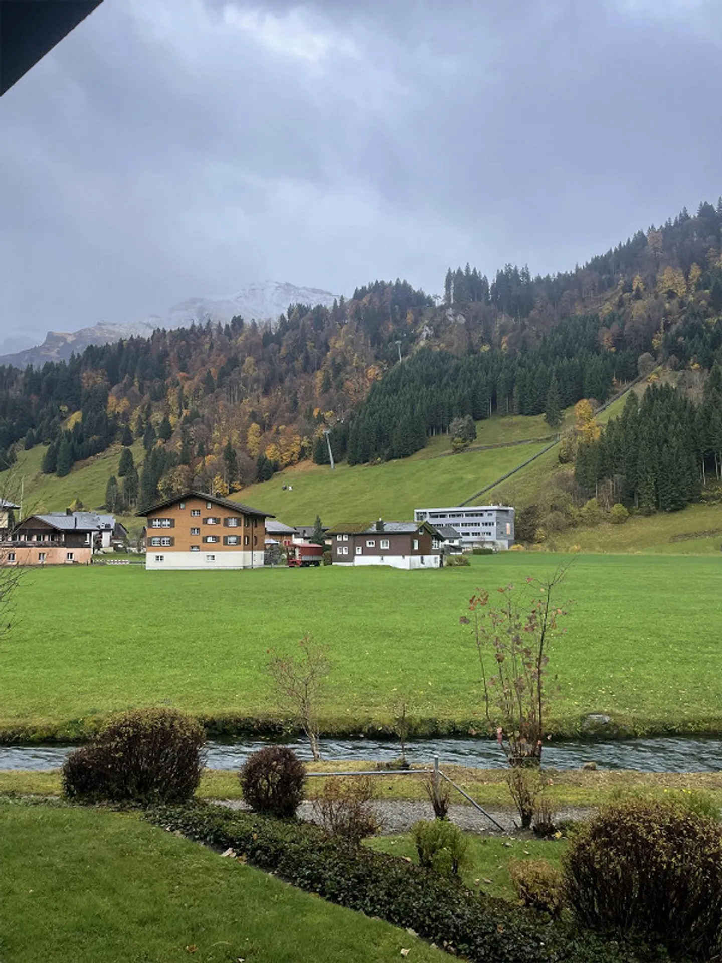 Partially furnished, sunny 2.5 room apartment with unobstructed view - Photo 8 of 11